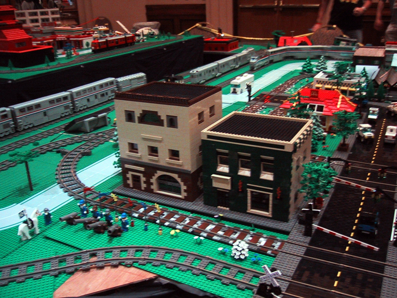 brickfest_august2006_coltc_05_trainlayout.jpg