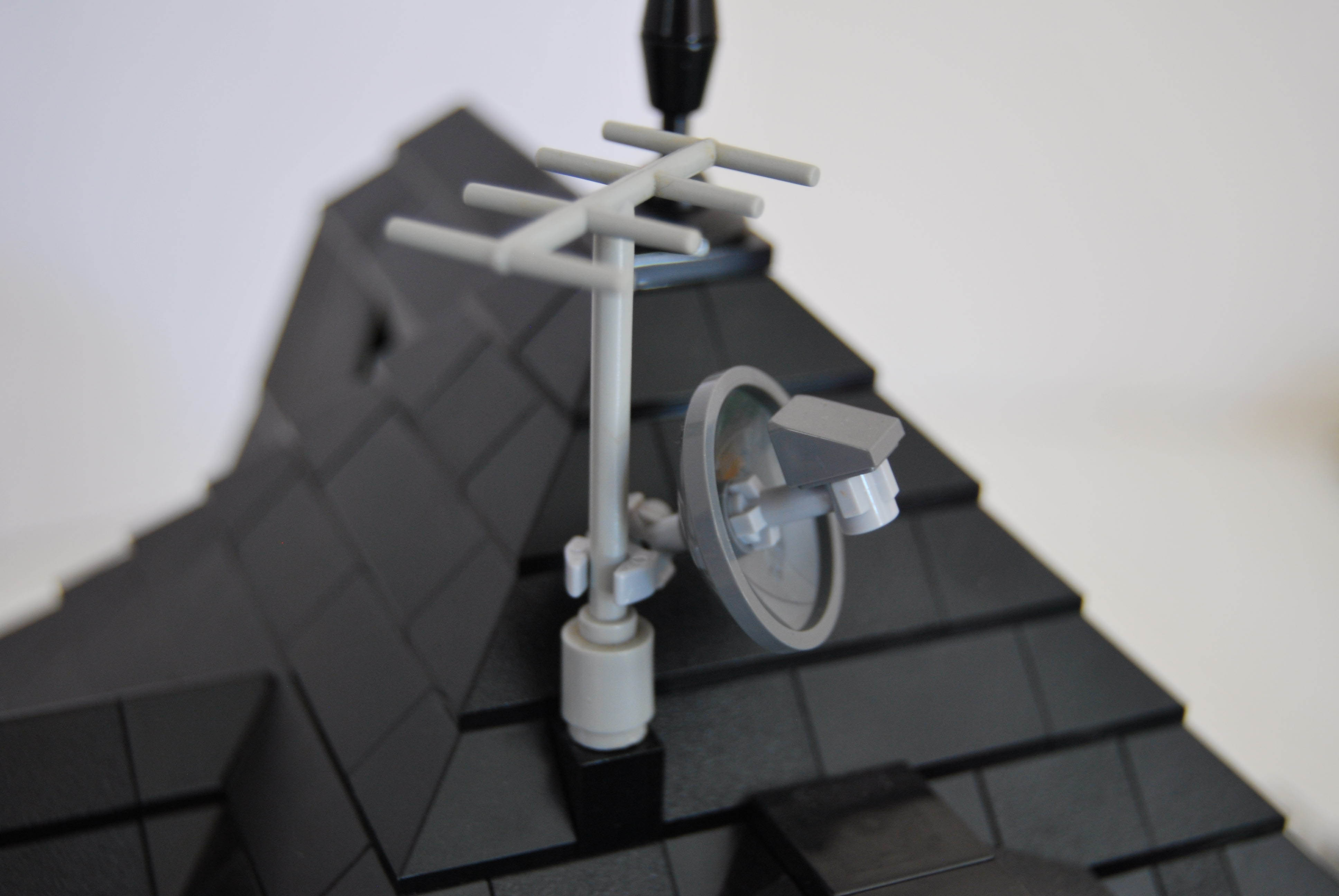 v4_particolari_tetto_antenna.jpg