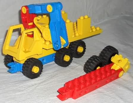 duplo_toolo_25_truck_with_crane.jpg