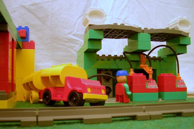 duplo-town-movie-34-gas-station.jpg