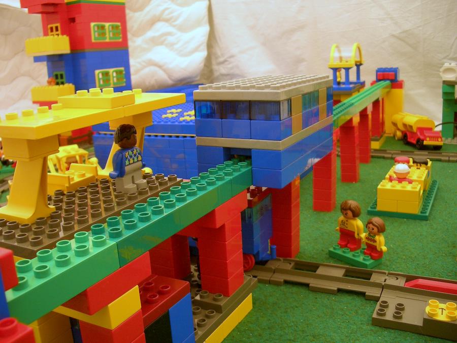 duplo-town-movie-35-monorail.jpg