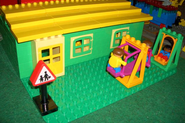 duplo-town-t15-school.jpg