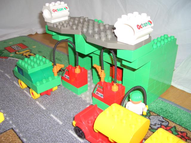 duplo-town-t45-gas-station.jpg