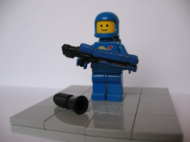 lego_-_custom_-_old_spaceman_but_new_gun_001.jpg