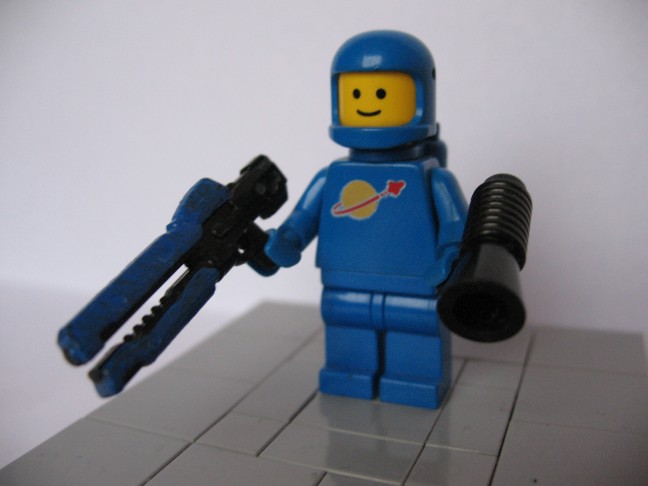 lego_-_custom_-_old_spaceman_but_new_gun_002.jpg