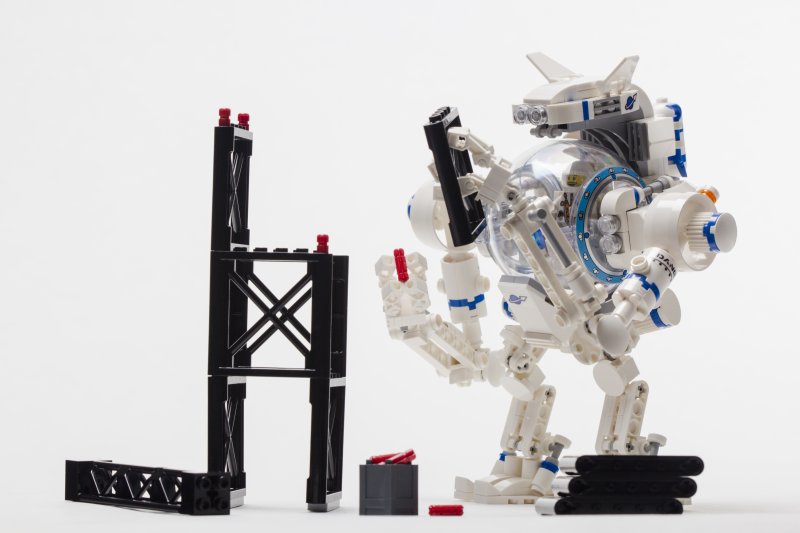 space_multitool_mech_008.jpg