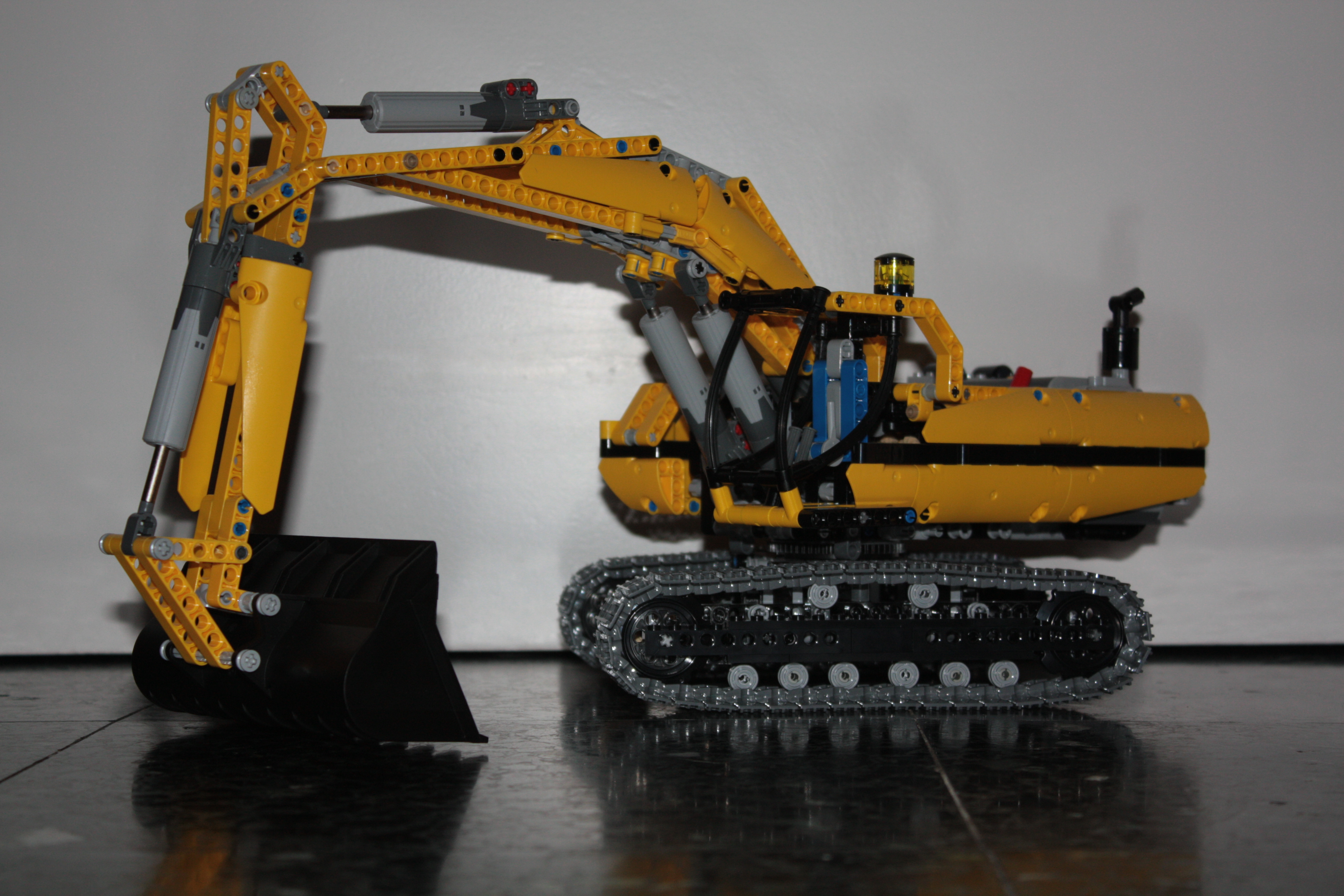 8043_motorized_excavator.jpg