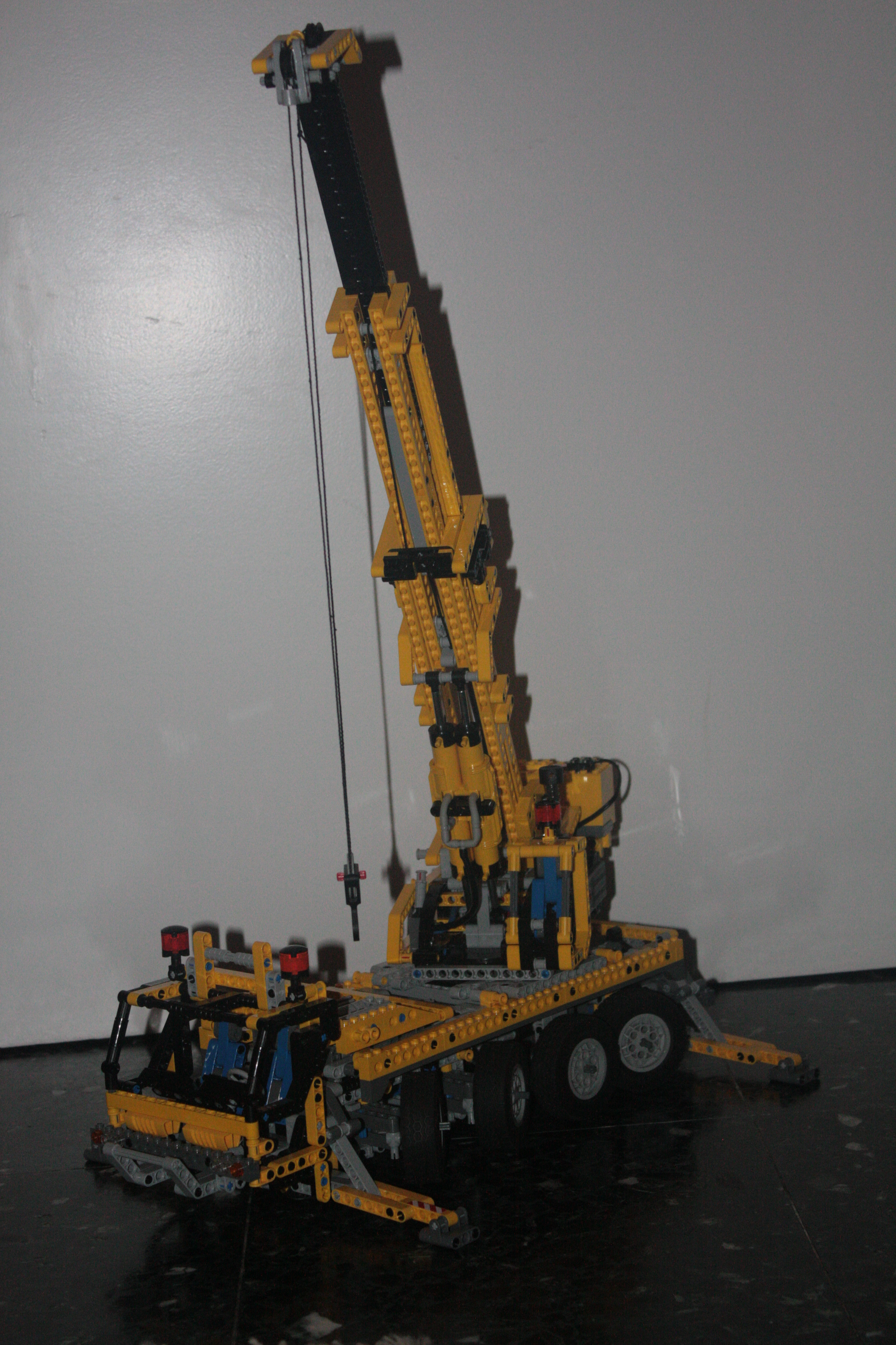 8421_mobile_crane_with_adjusted_pneumatics.jpg
