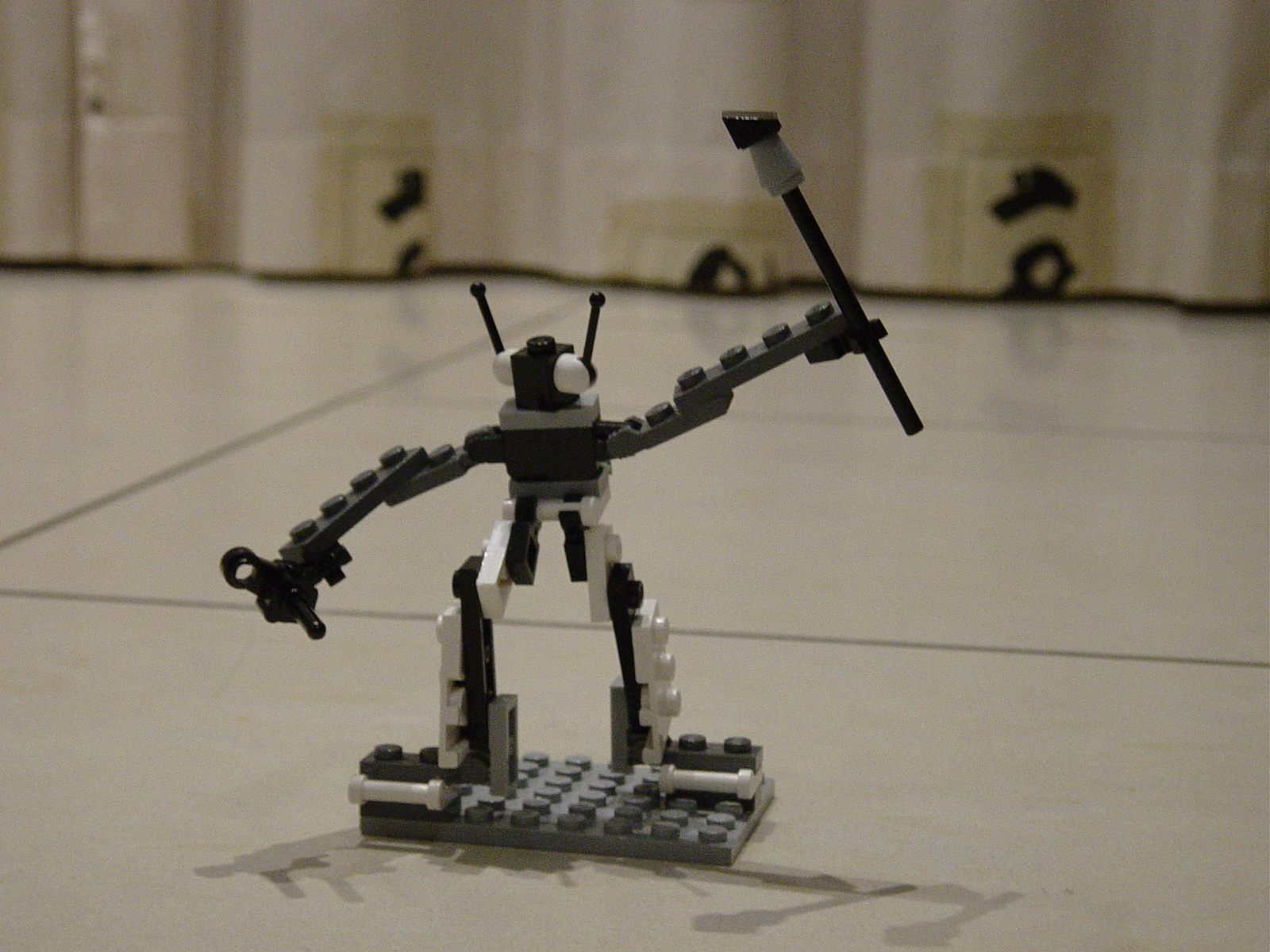 2007_02_27_04_lego_robot.jpg