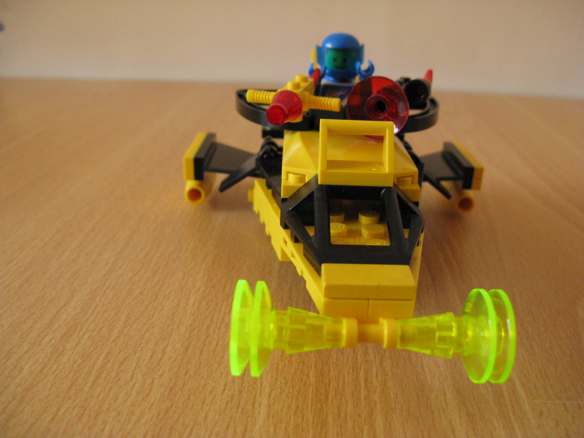 2008_08_18_07_lego_scooter_geel.jpg