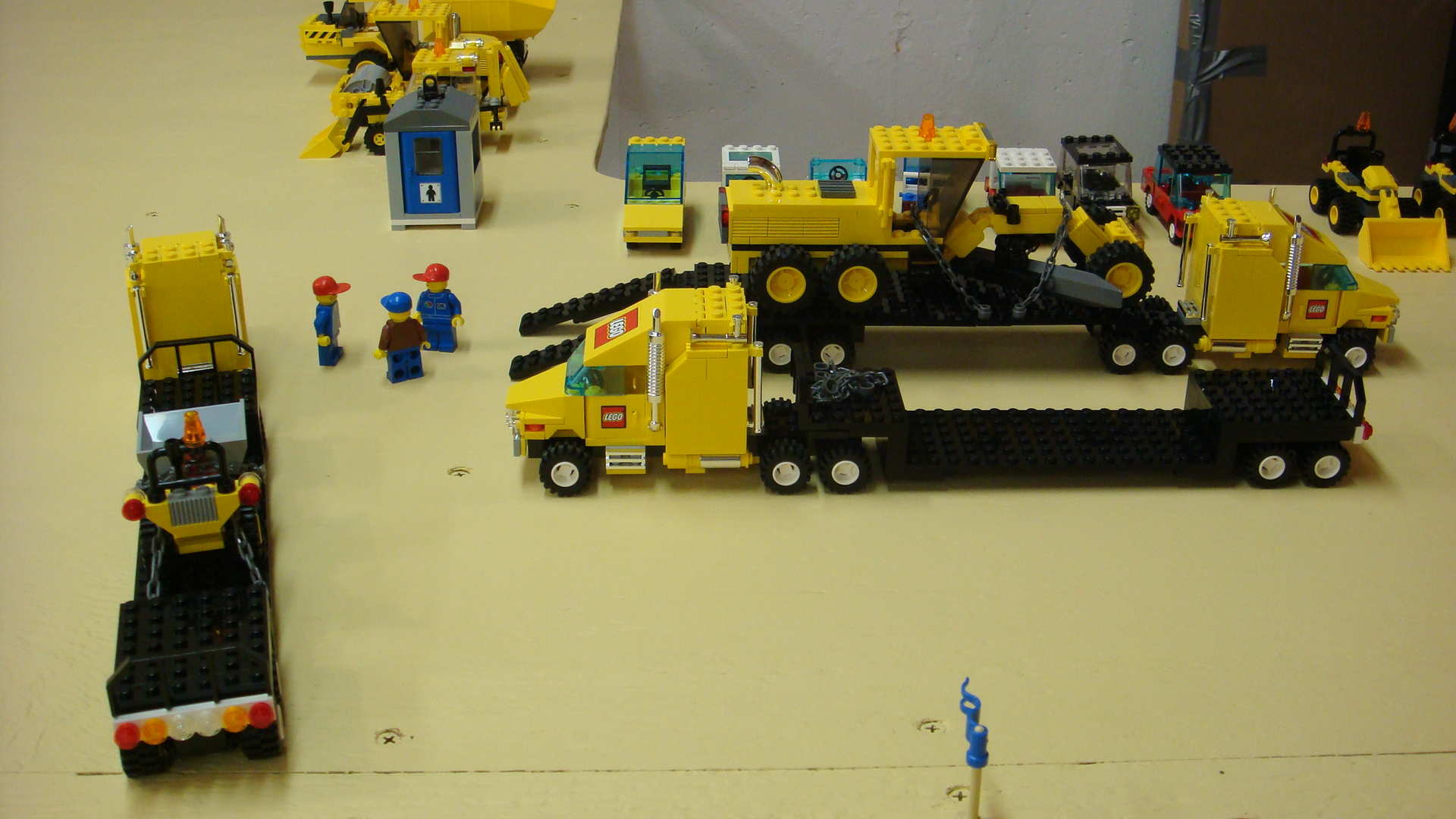 055_semi_crew_takes_a_break.jpg