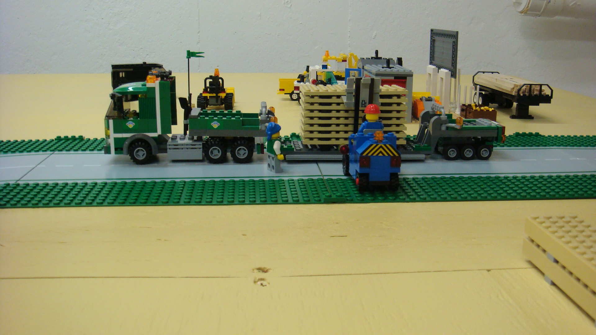 376_second_floor_arrives_on_a_new_semi.jpg
