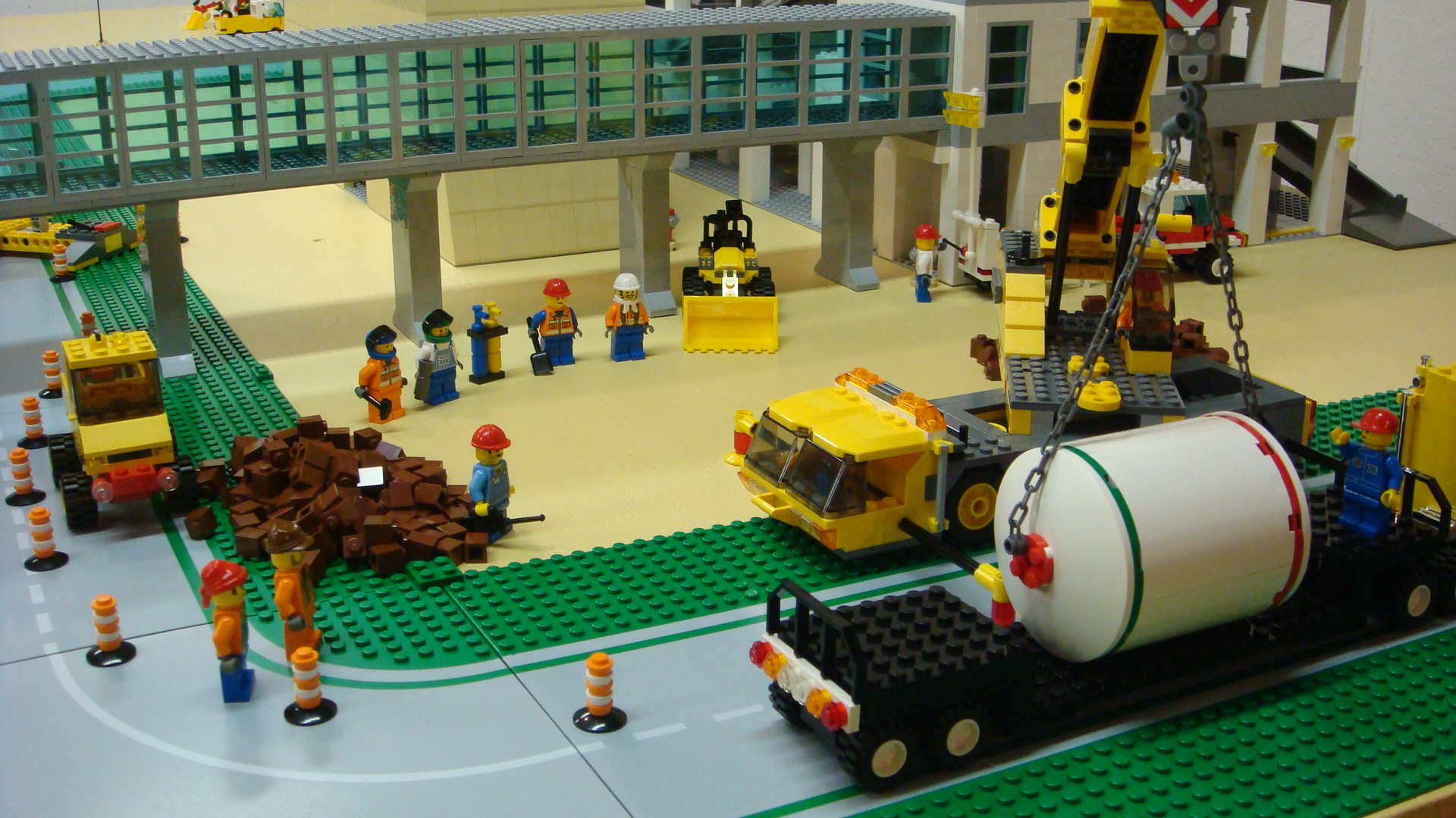 402_underground_gas_tank_arrives.jpg
