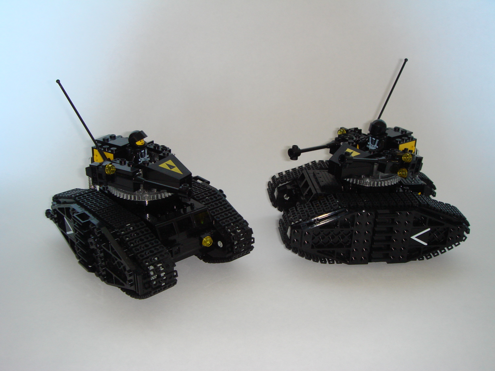 blacktron_tanks_1.jpg