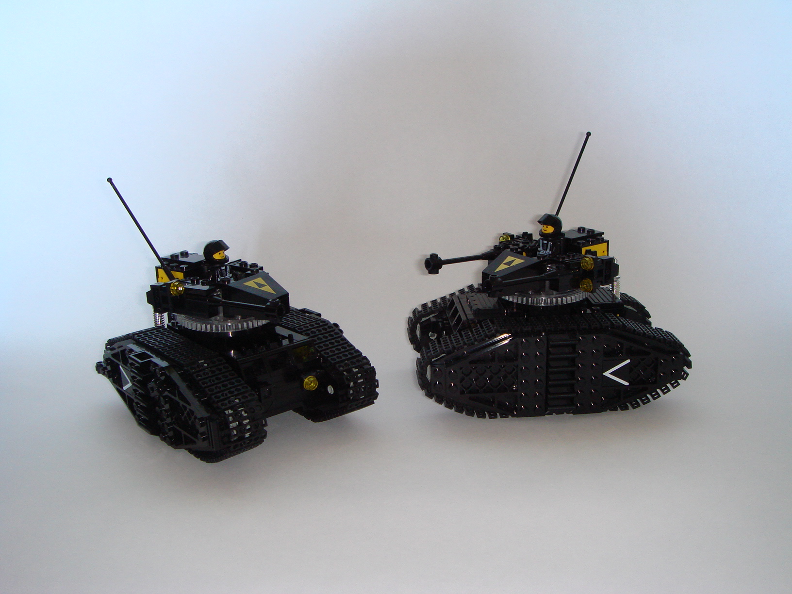 blacktron_tanks_2.jpg
