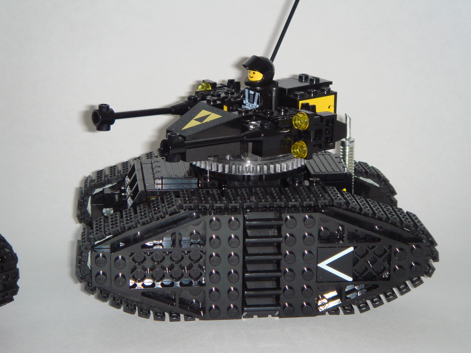 blacktron_tanks_3.jpg