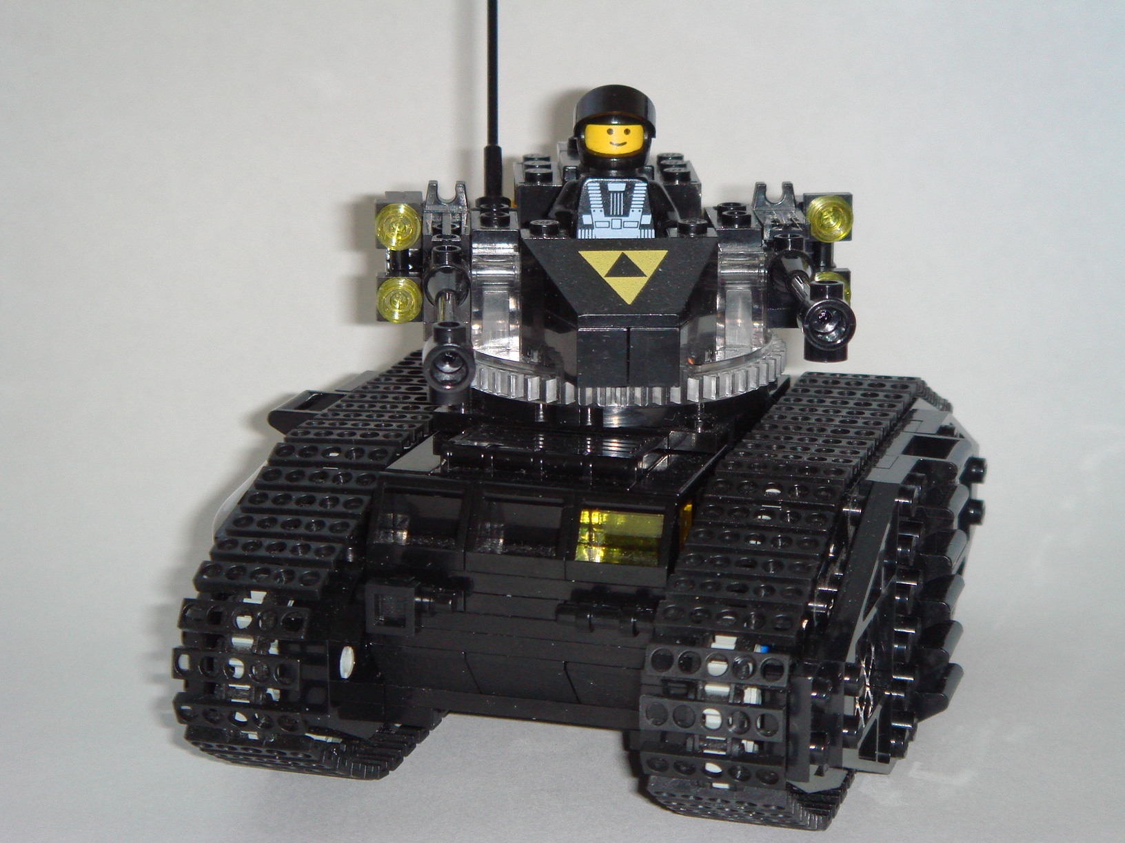 blacktron_tanks_4.jpg