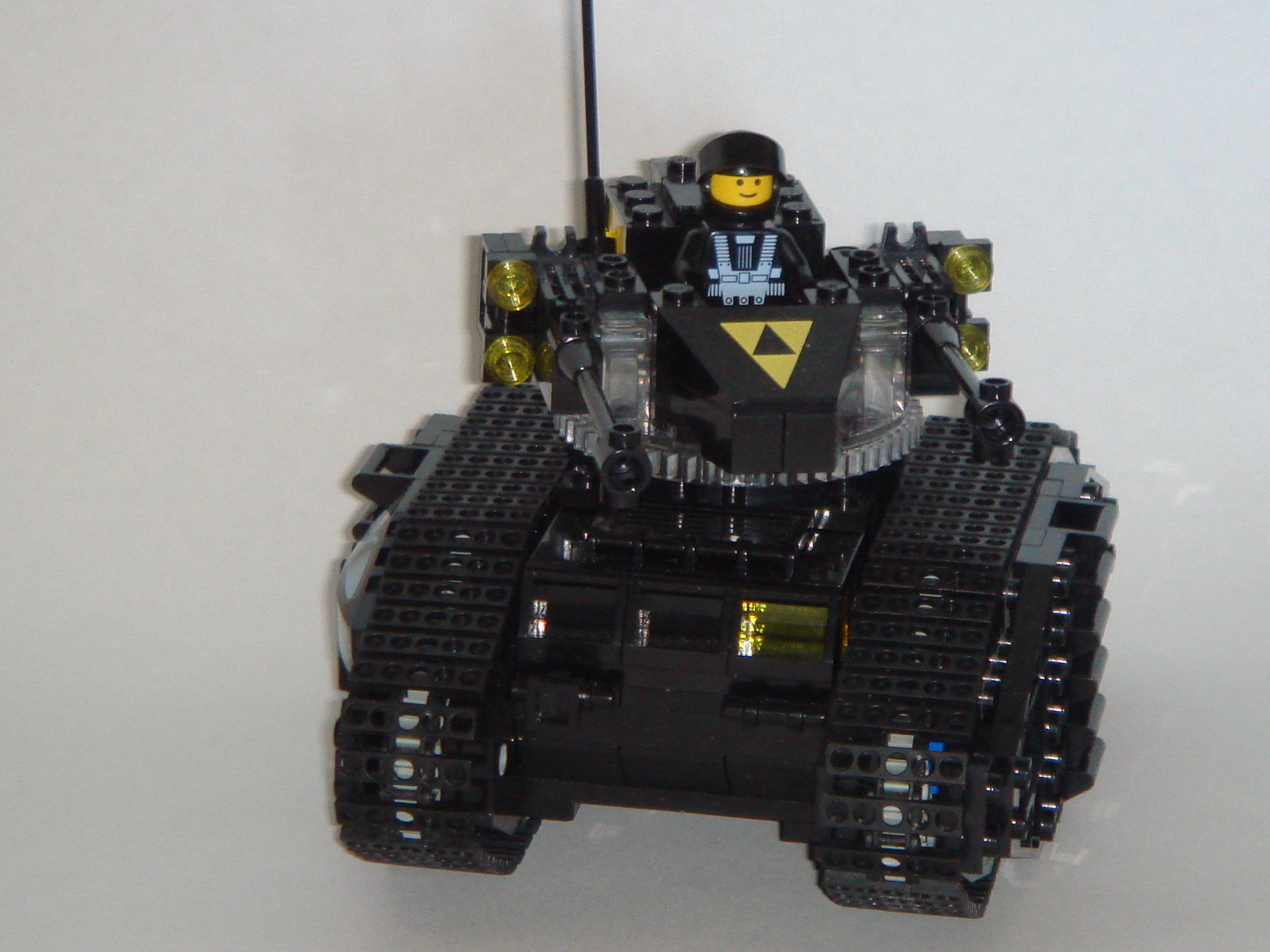 blacktron_tanks_5.jpg