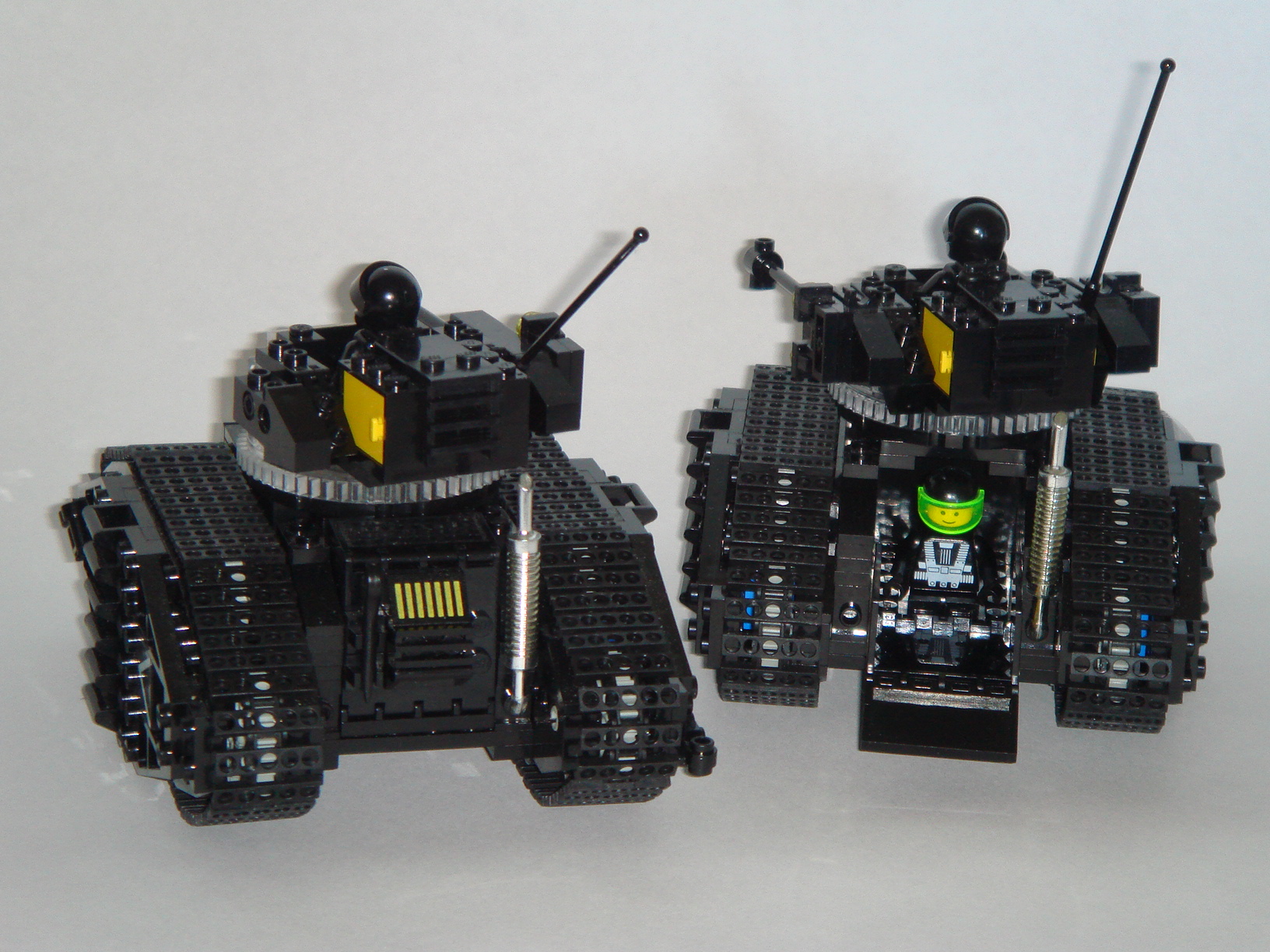 blacktron_tanks_6.jpg