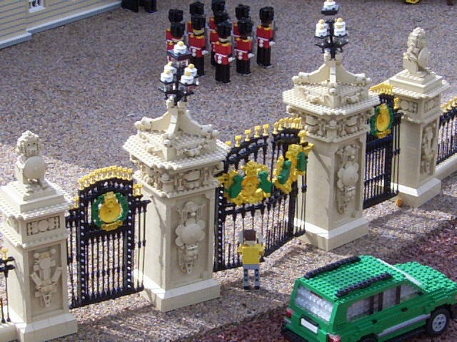 llpalacegates.jpg
