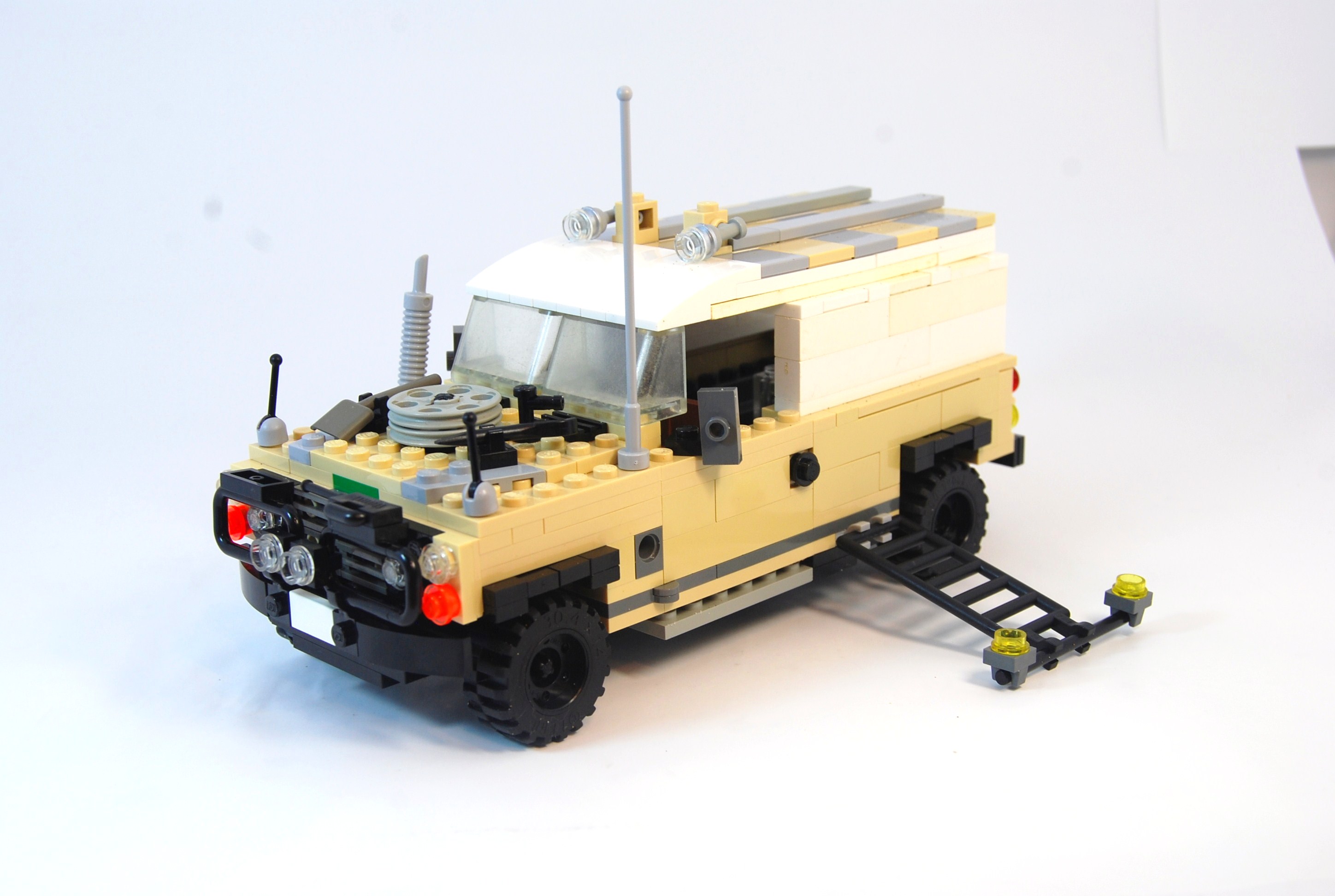 agent_janus_landrover_studio_01.jpg