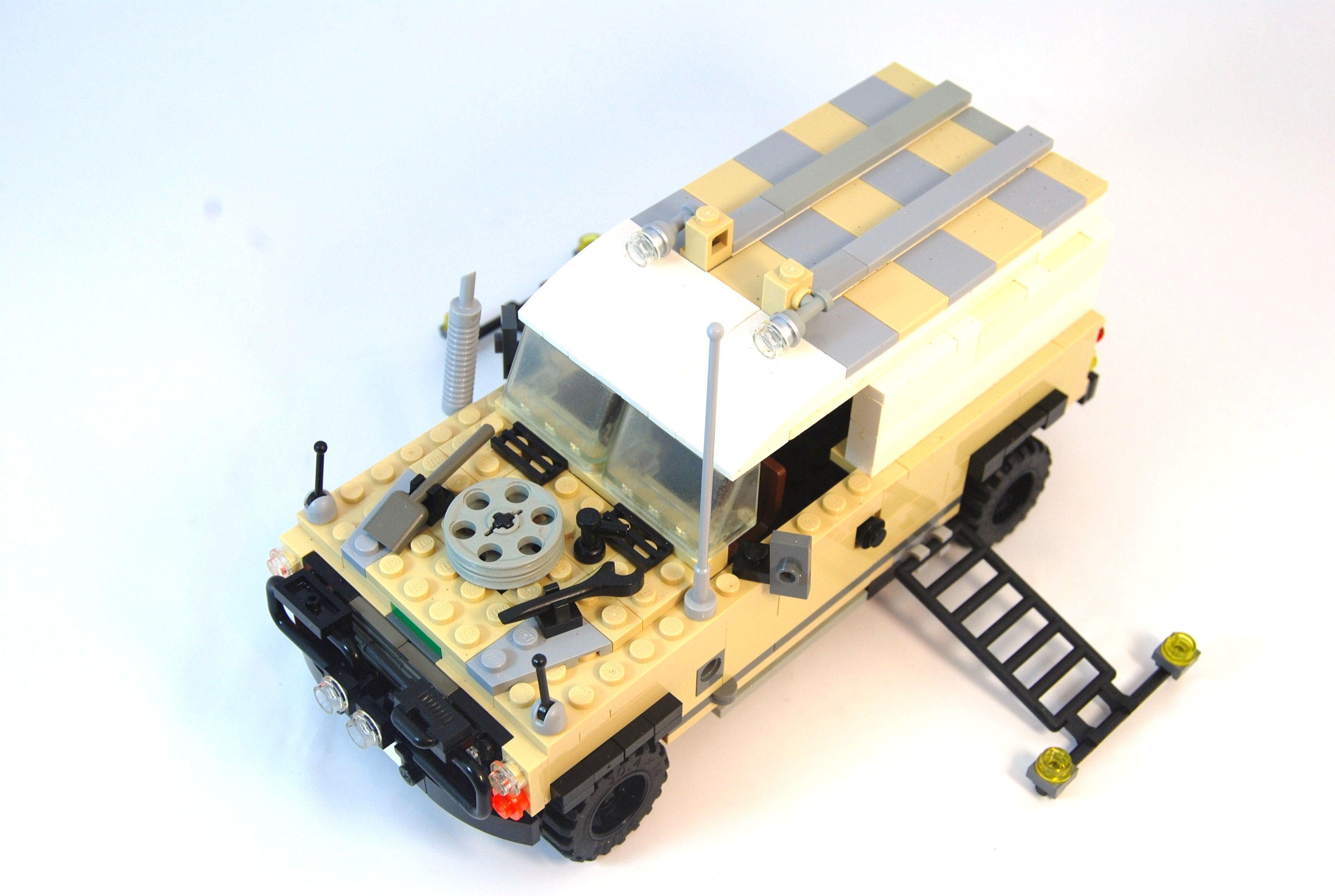 agent_janus_landrover_studio_02.jpg