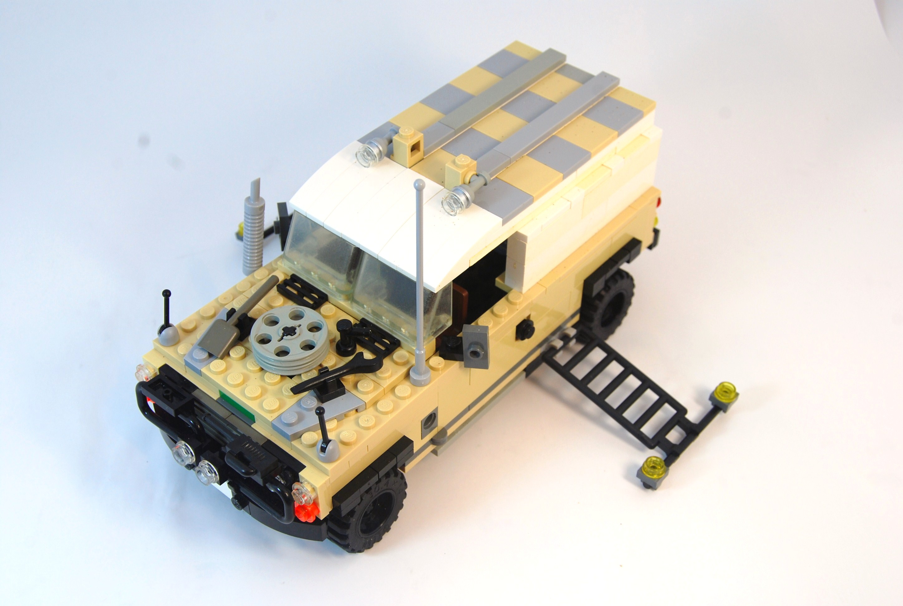 agent_janus_landrover_studio_03.jpg