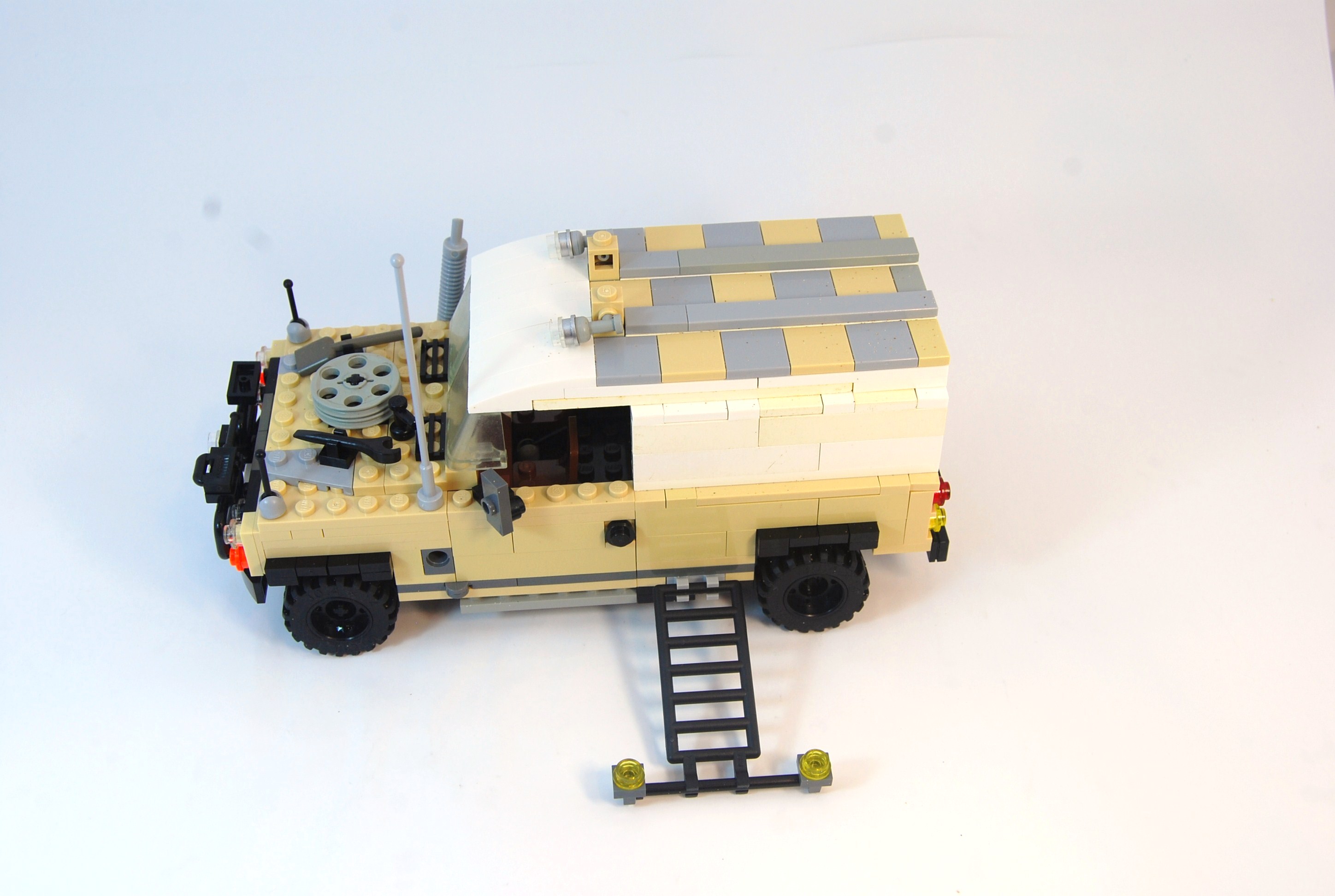 agent_janus_landrover_studio_04.jpg