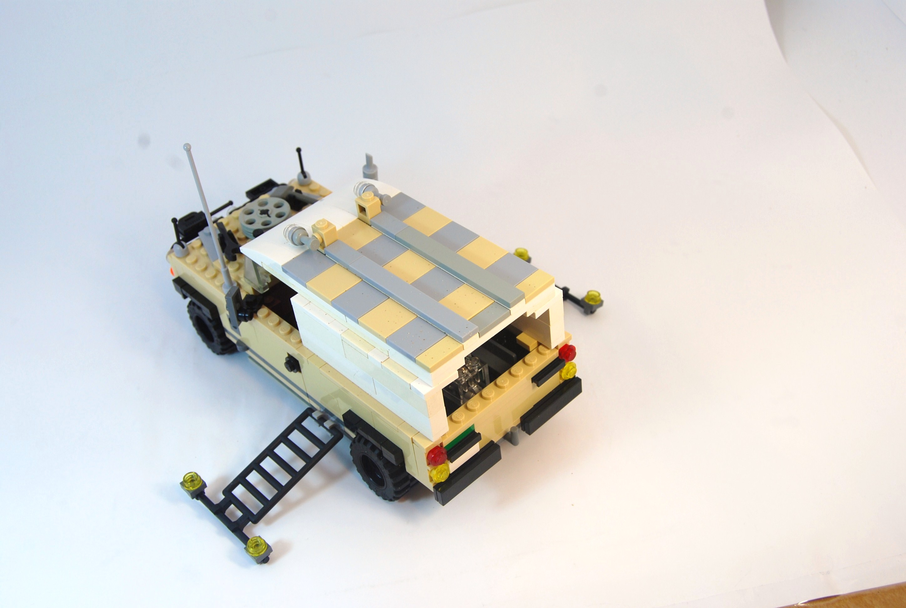 agent_janus_landrover_studio_05.jpg