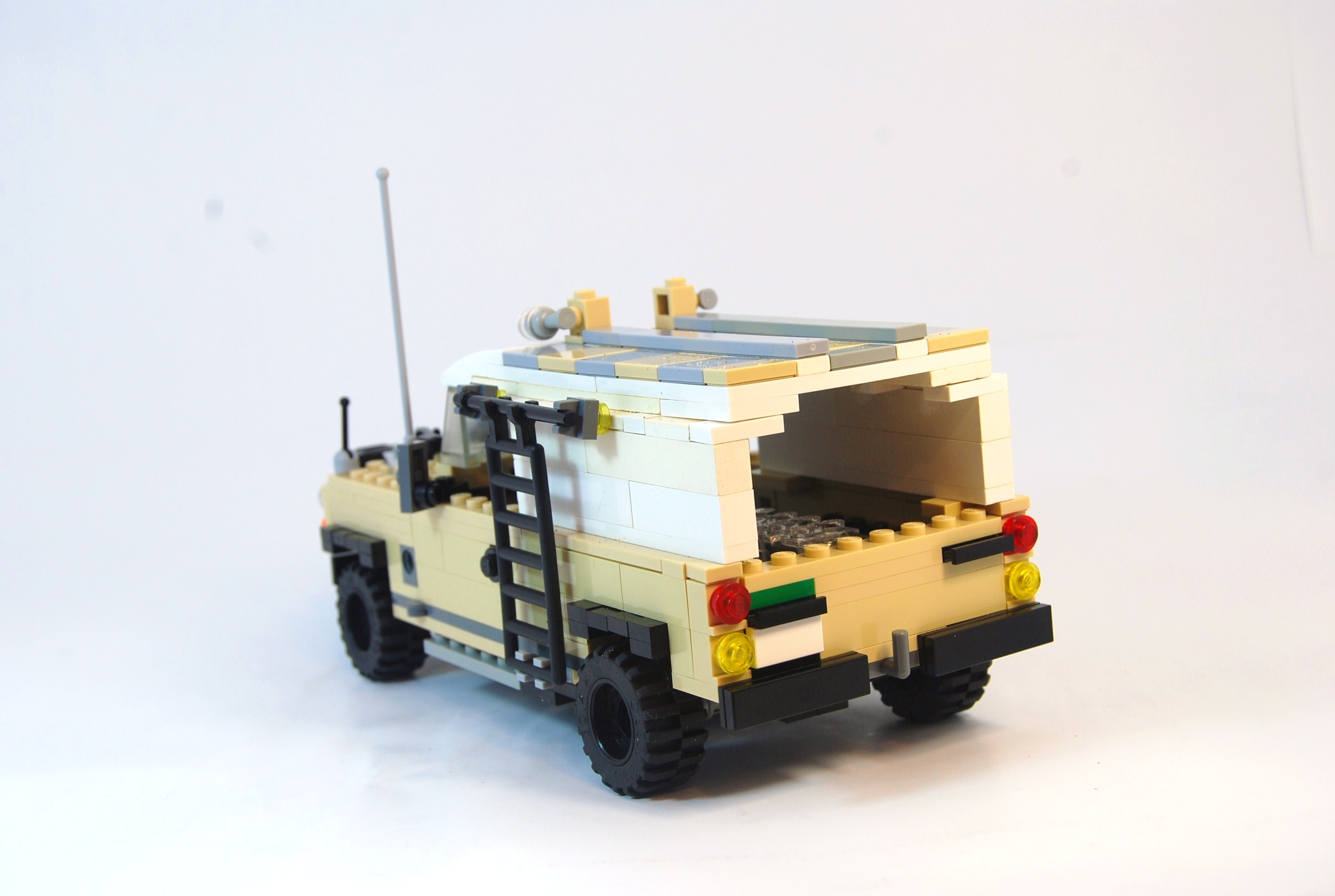 agent_janus_landrover_studio_08.jpg