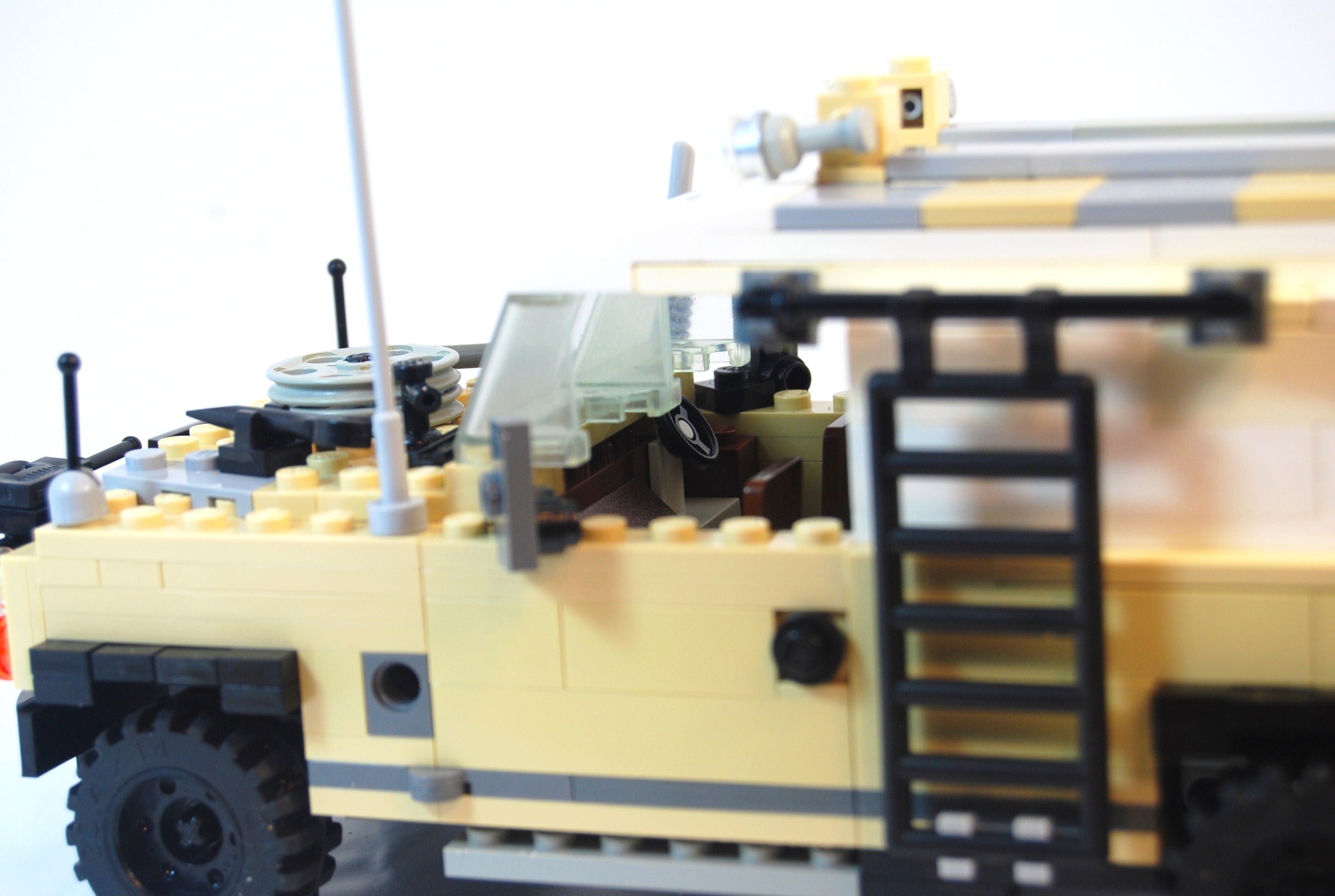 agent_janus_landrover_studio_10.jpg