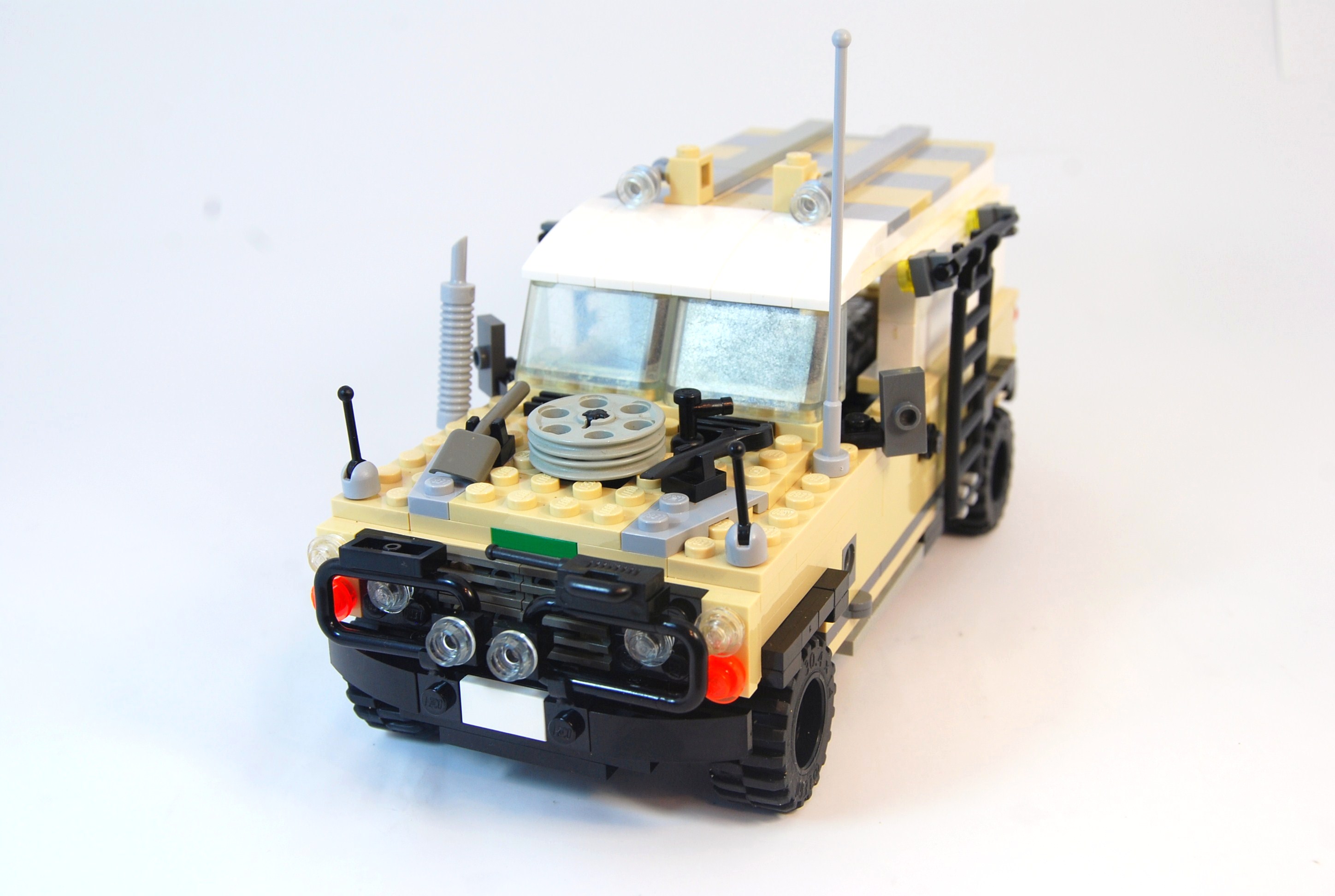 agent_janus_landrover_studio_16.jpg
