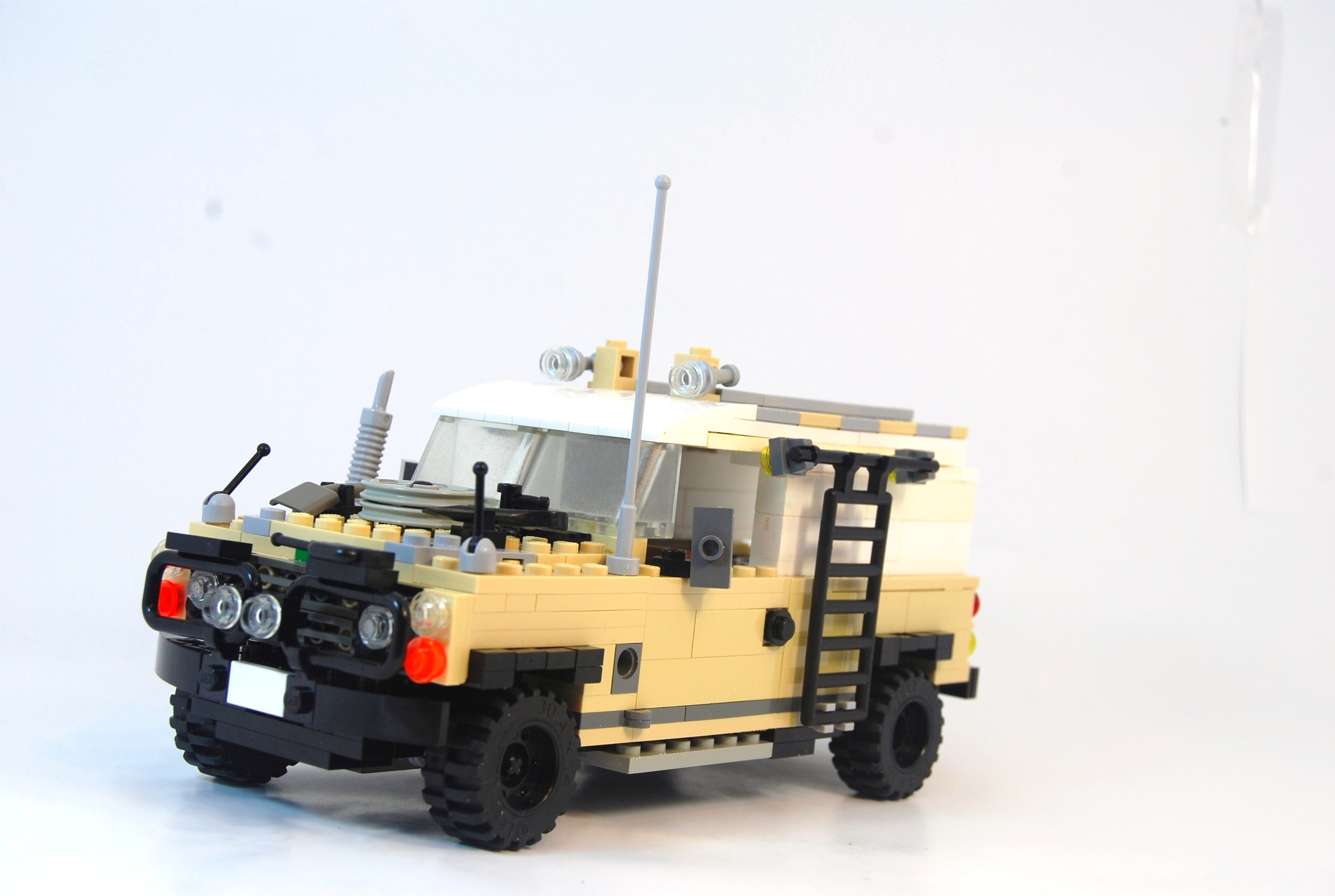 agent_janus_landrover_studio_18.jpg