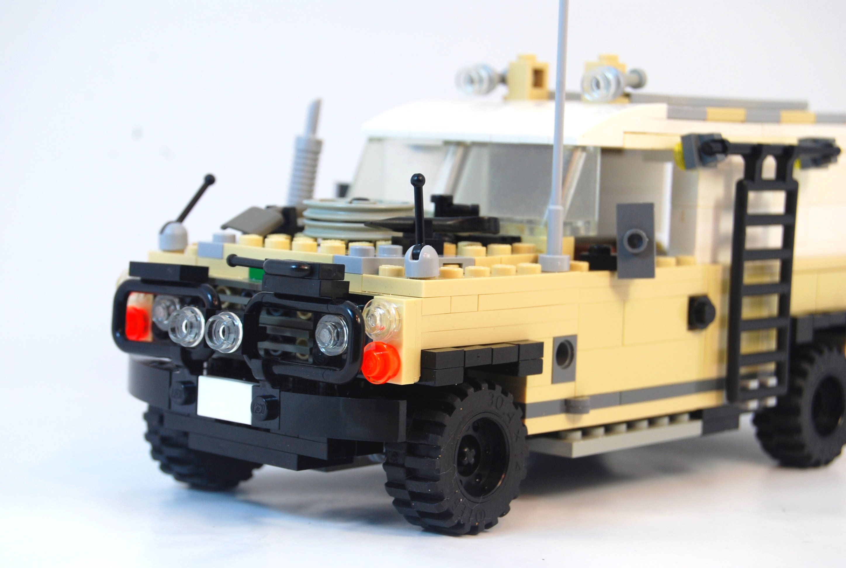 agent_janus_landrover_studio_19.jpg