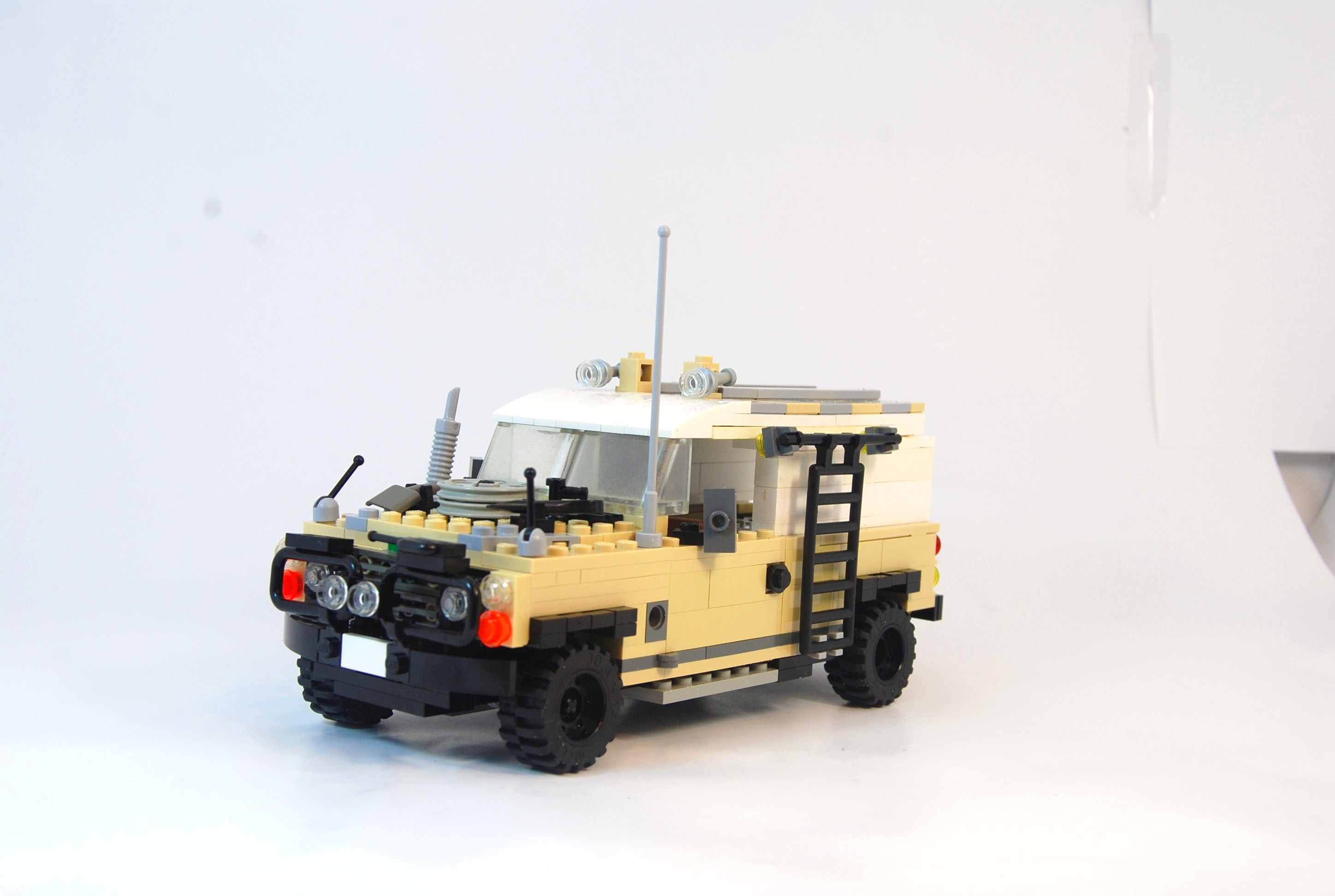 agent_janus_landrover_studio_20.jpg