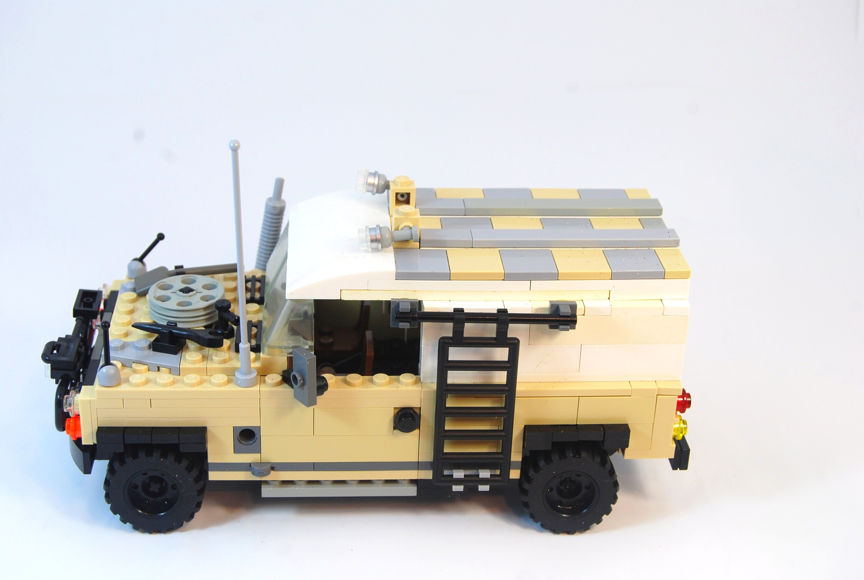 agent_janus_landrover_studio_22.jpg