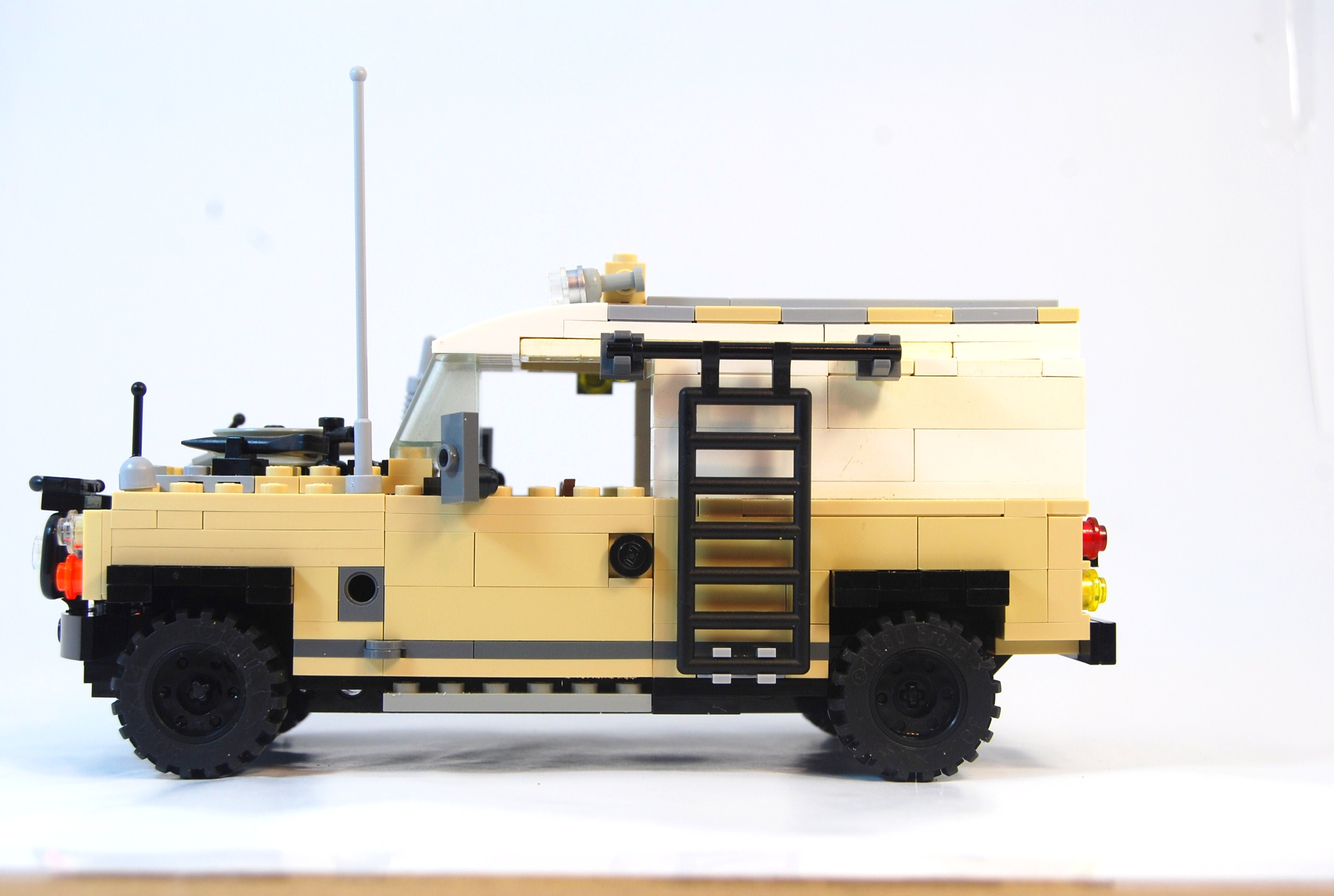agent_janus_landrover_studio_23.jpg