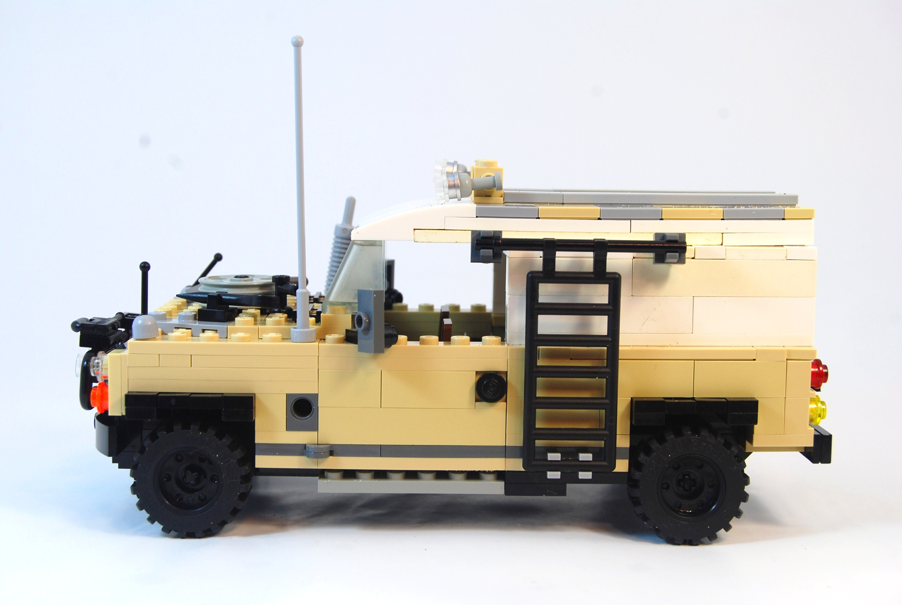 agent_janus_landrover_studio_24.jpg