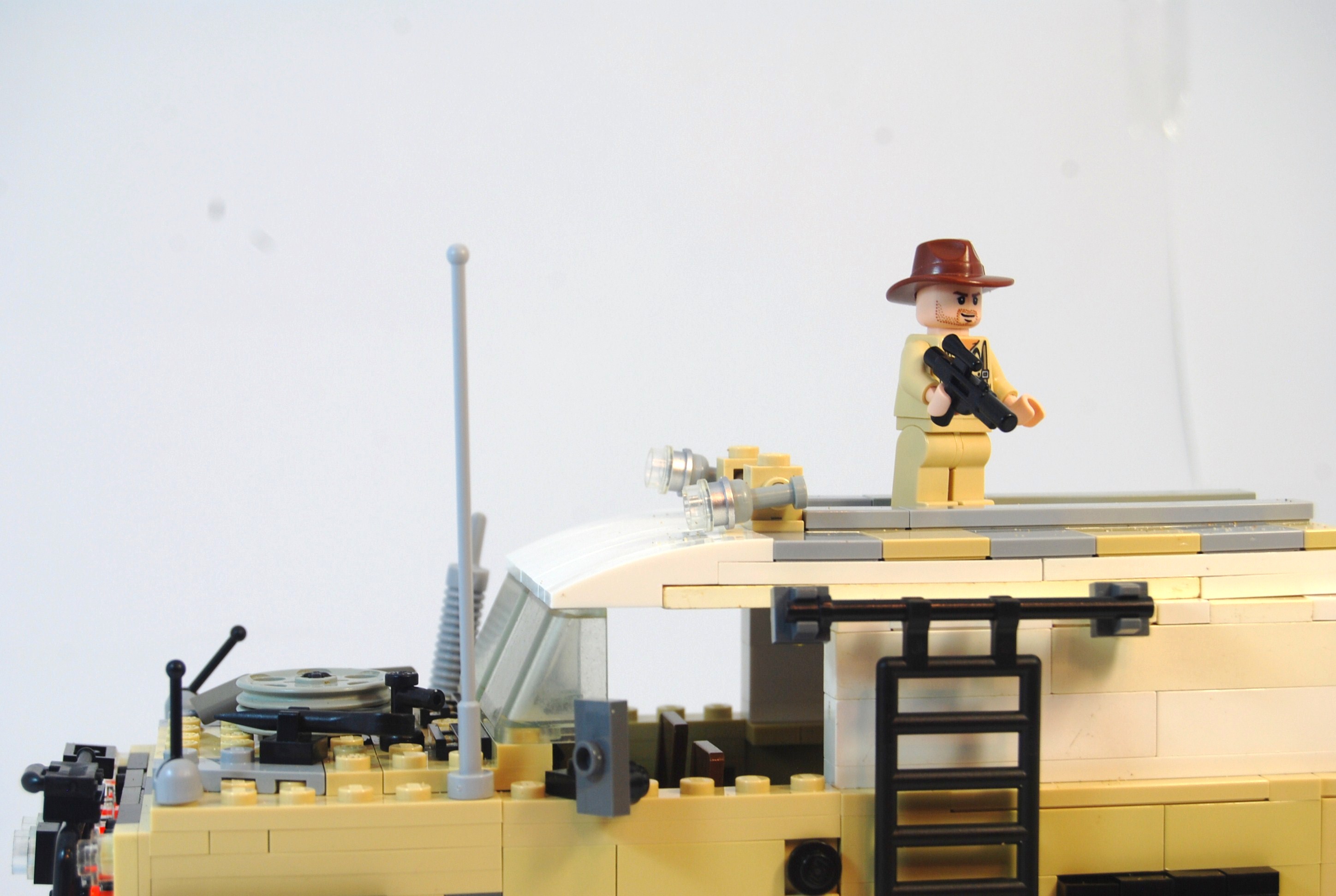 agent_janus_landrover_studio_25.jpg