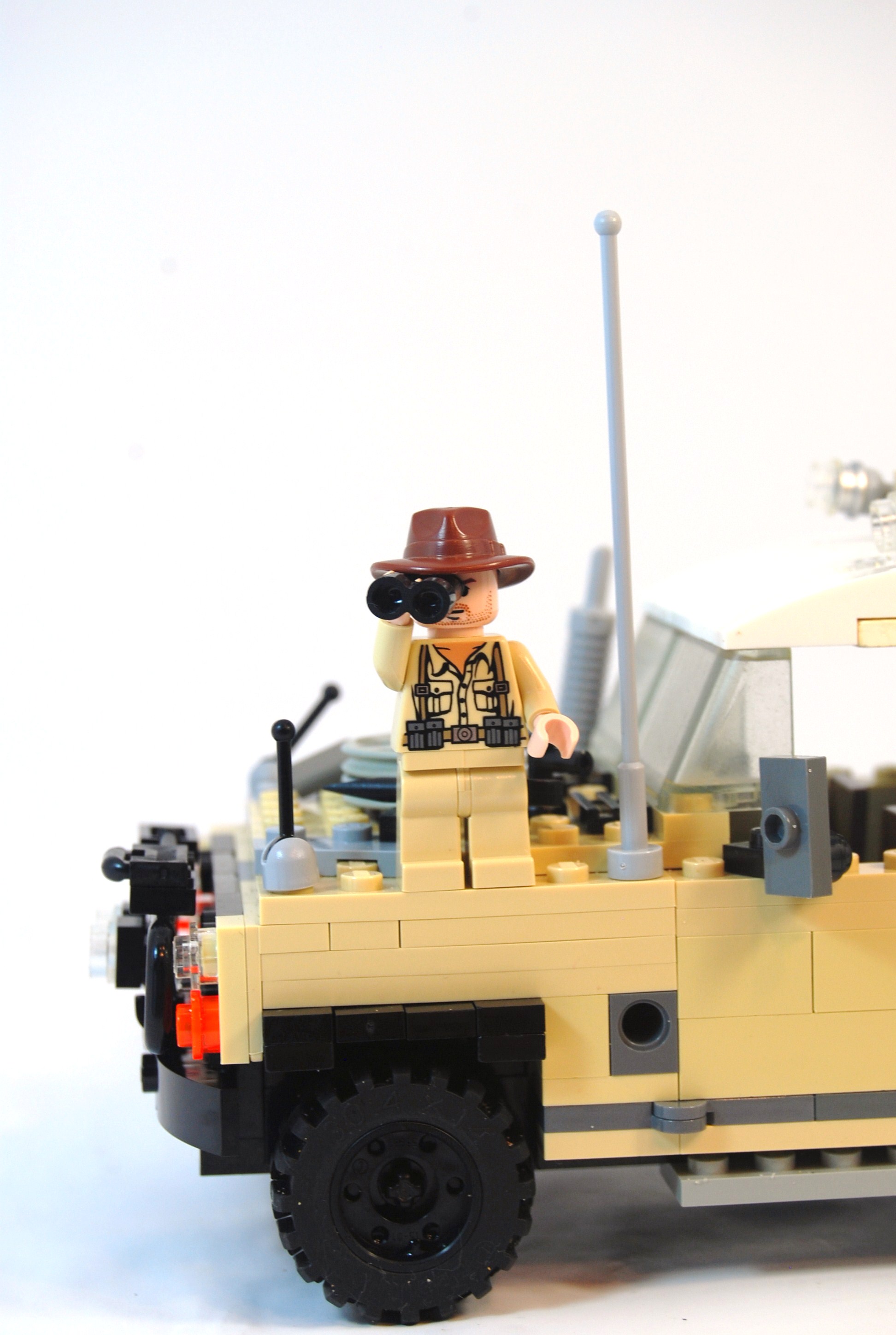 agent_janus_landrover_studio_27.jpg