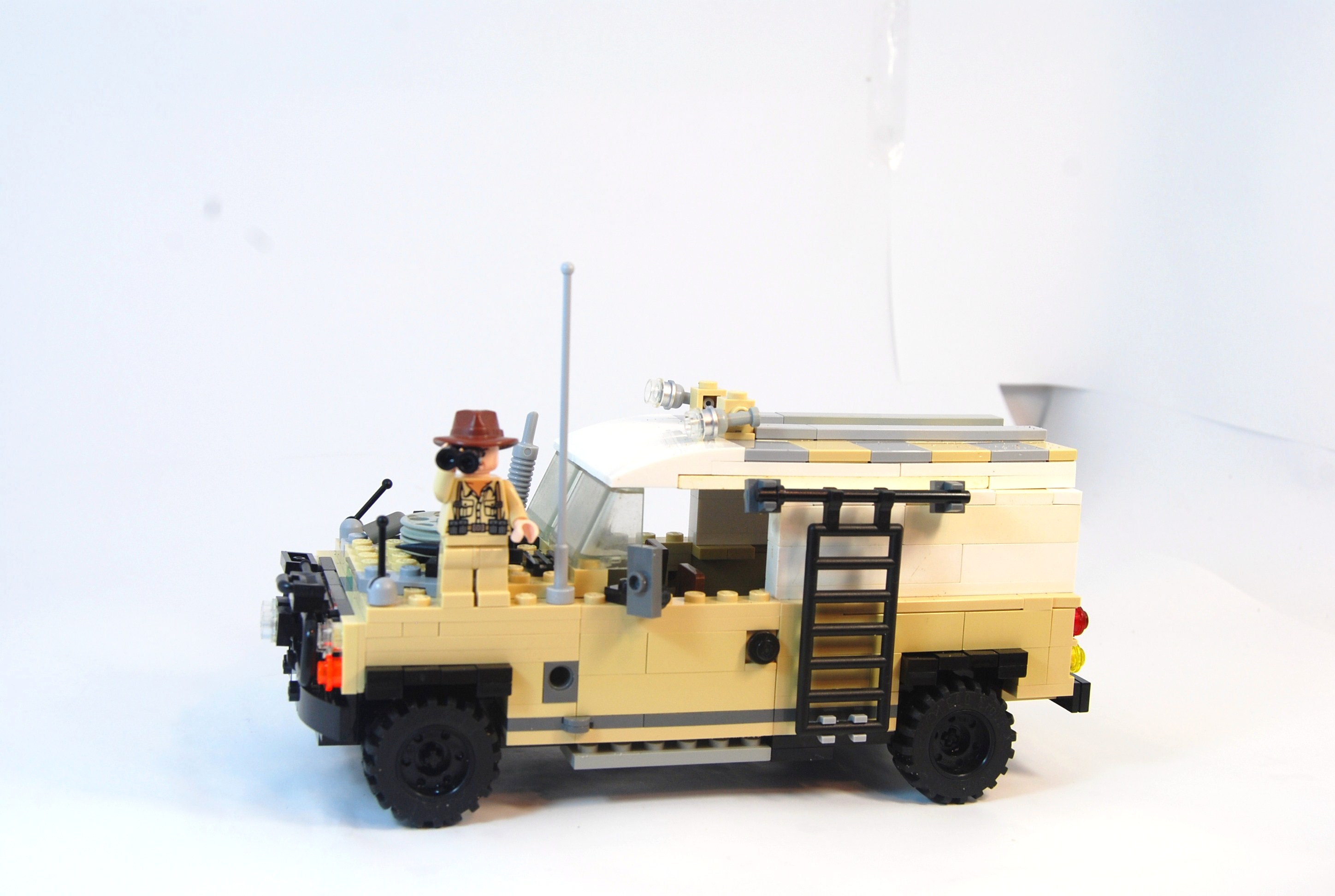 agent_janus_landrover_studio_28.jpg