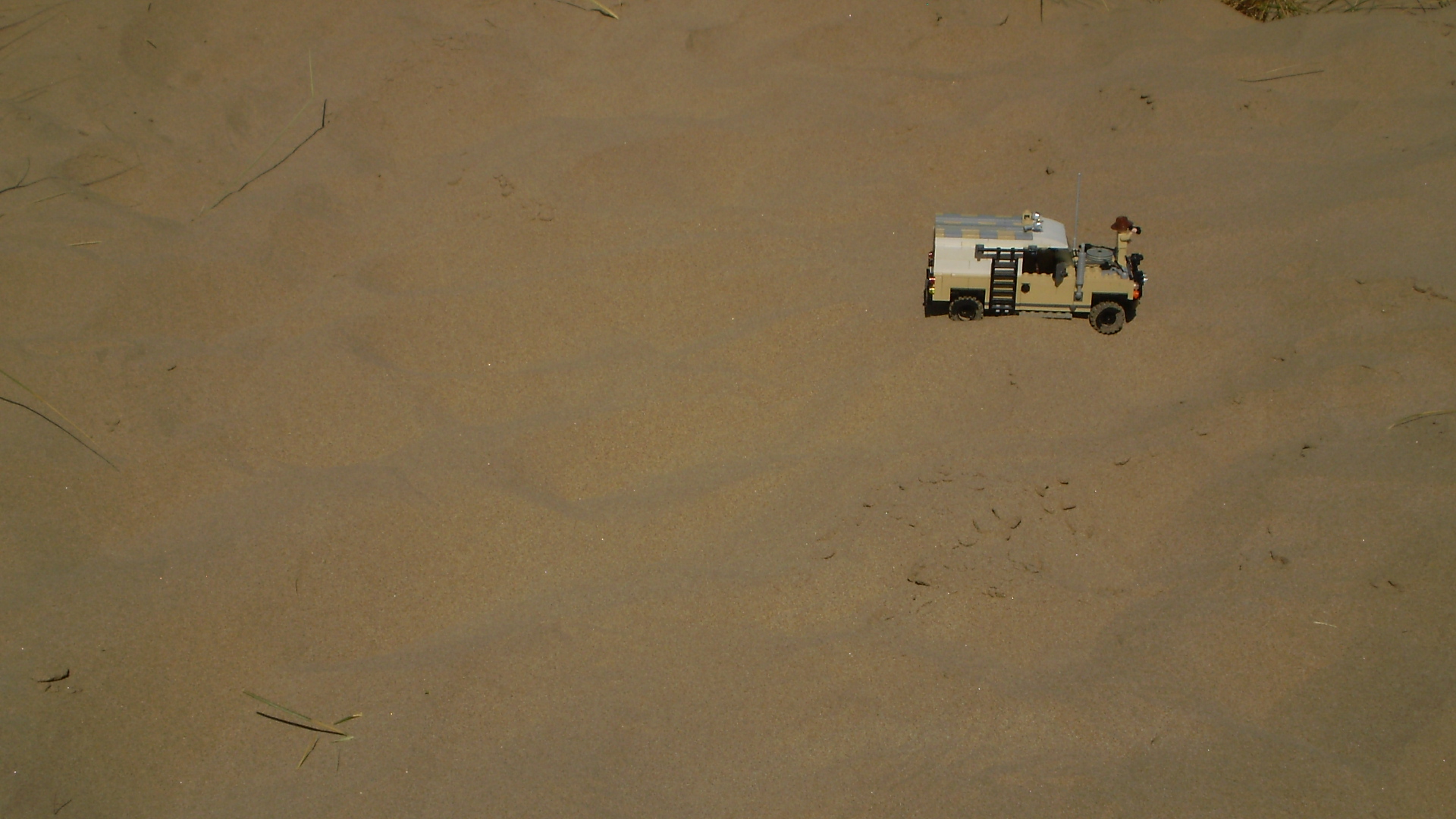 agent_janus_desert_action_03.jpg