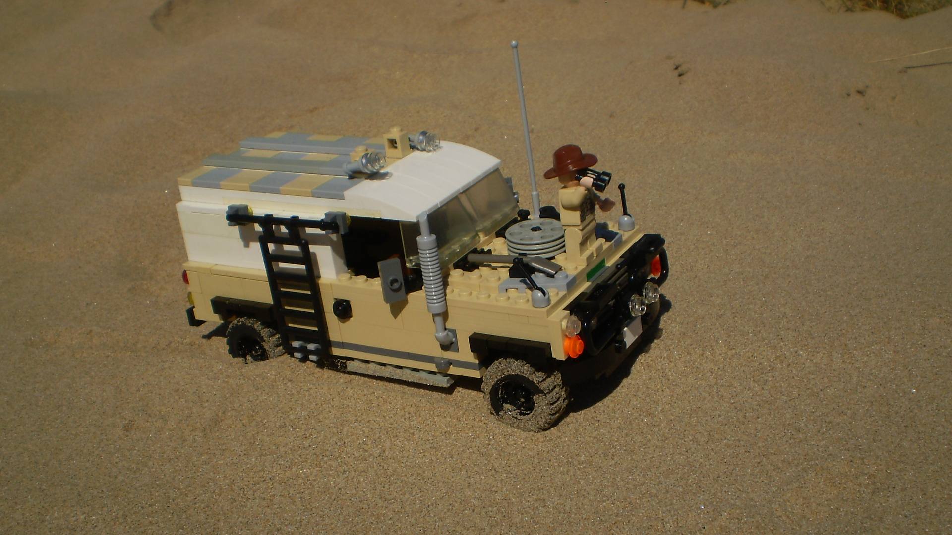 agent_janus_desert_action_04.jpg