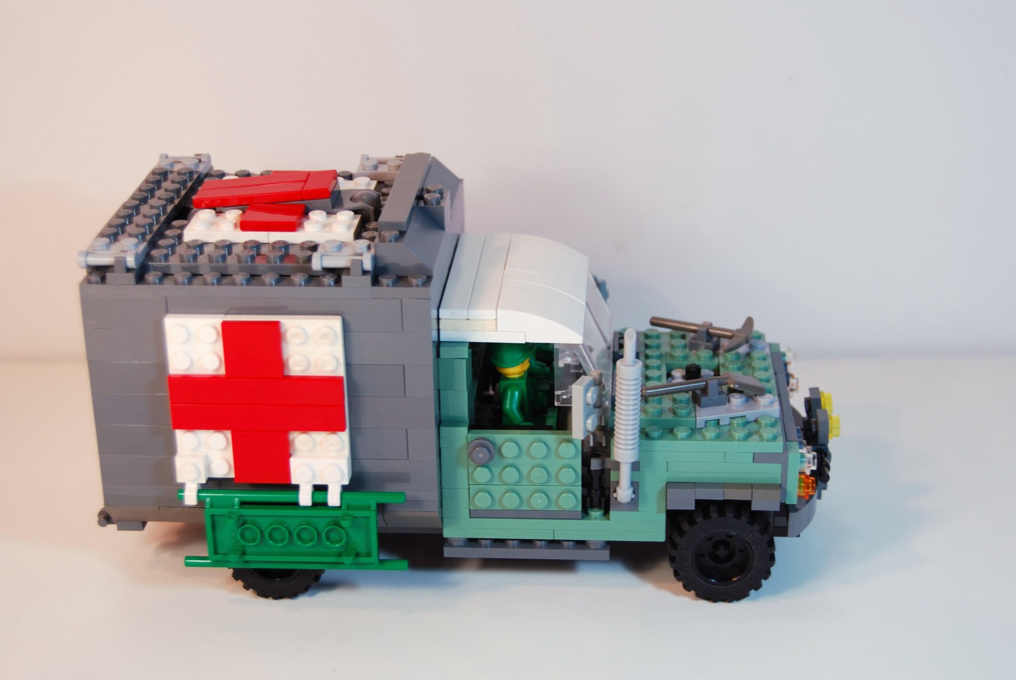 landrover_surveillance_02.jpg