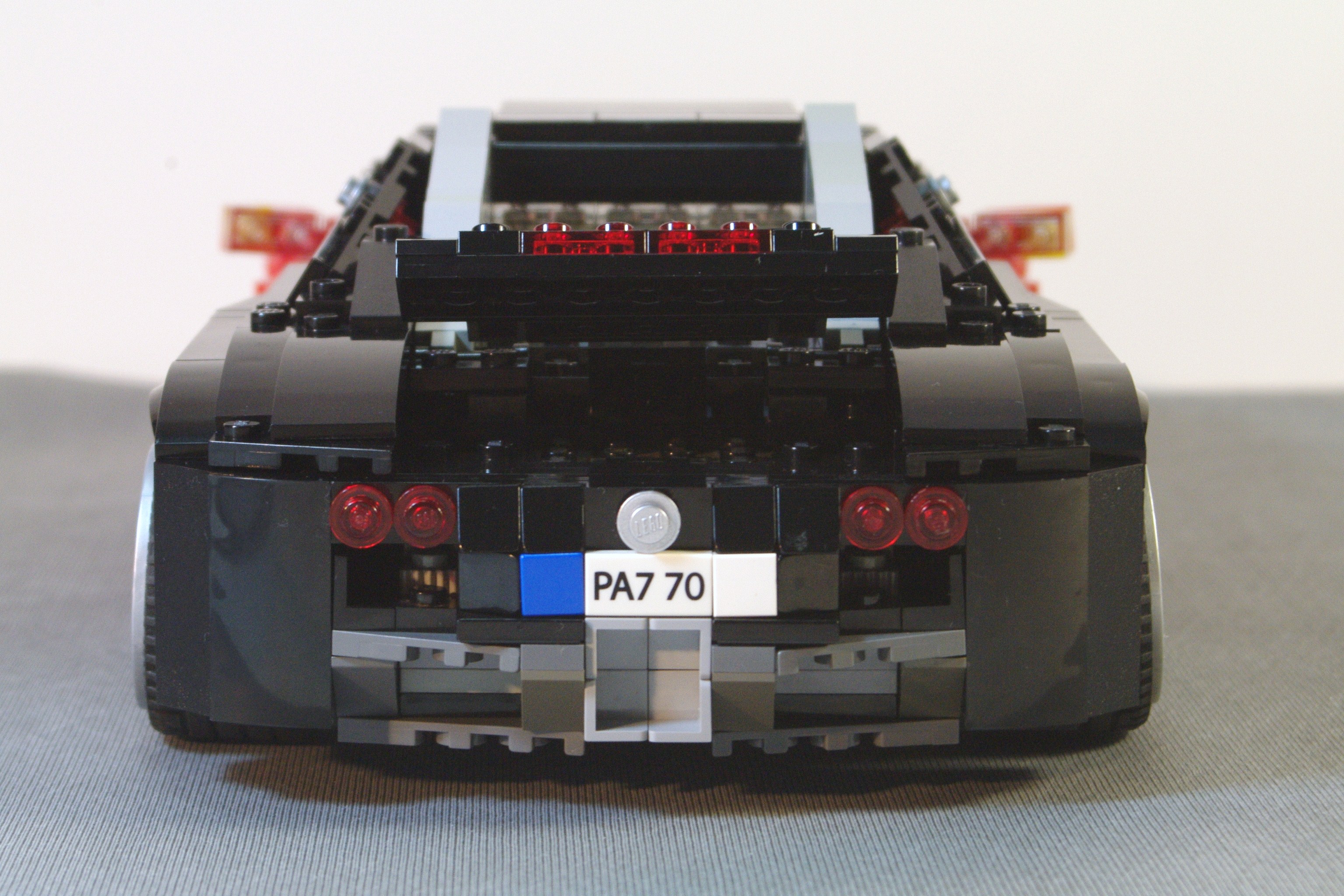 bugatti_veyron_large_10.jpg