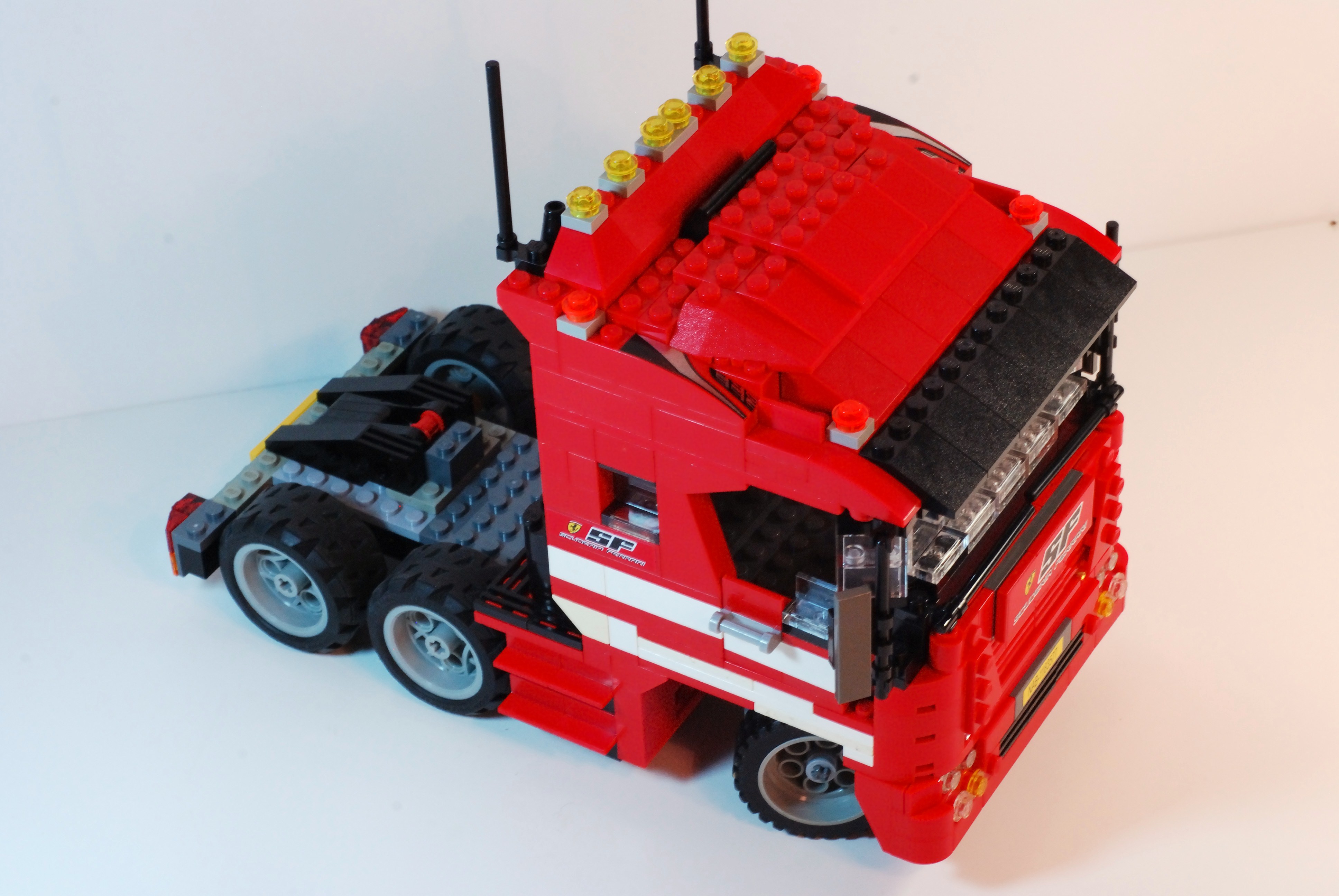 ferrari_2009_formula_1_team_tractor_04.jpg