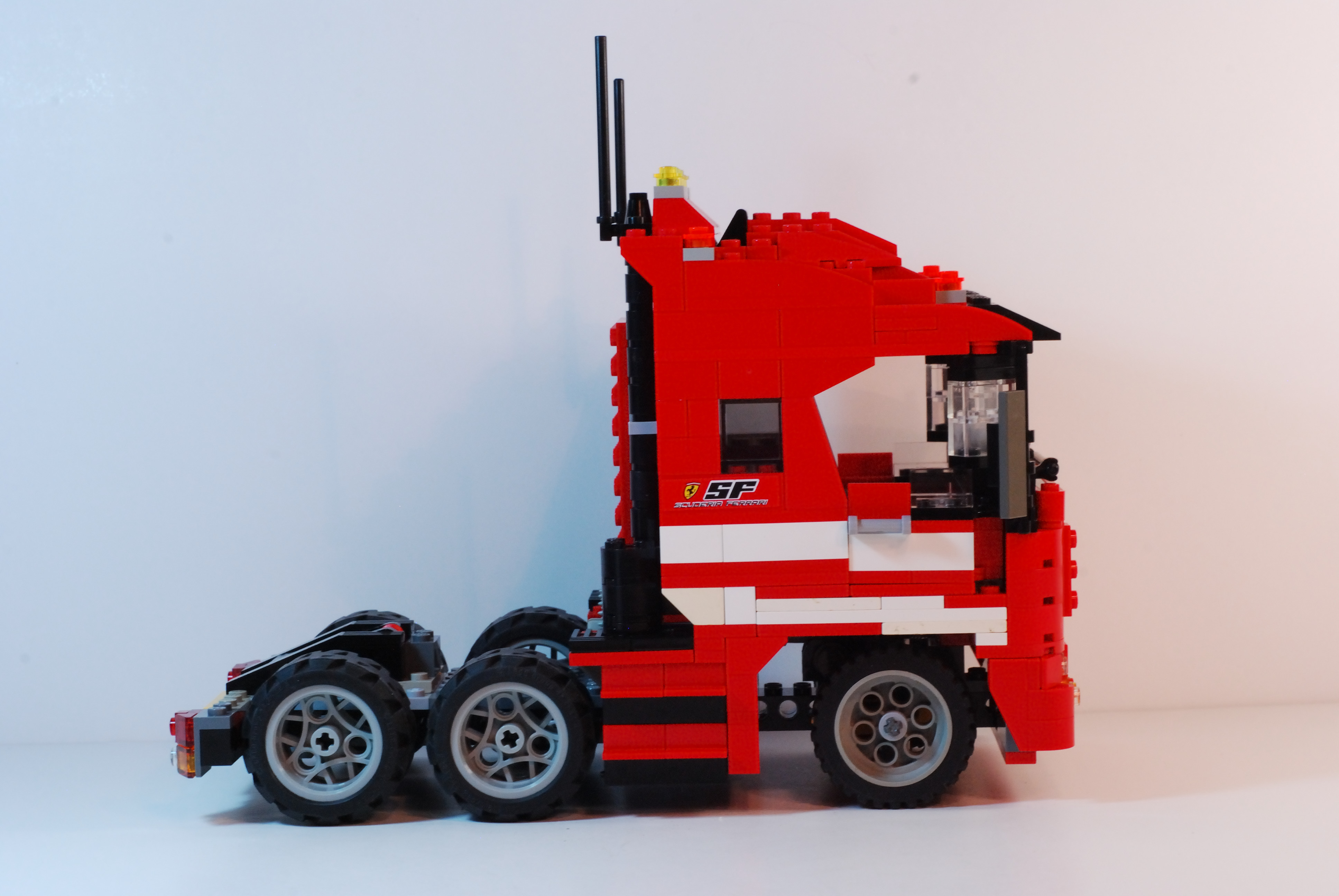 ferrari_2009_formula_1_team_tractor_05.jpg