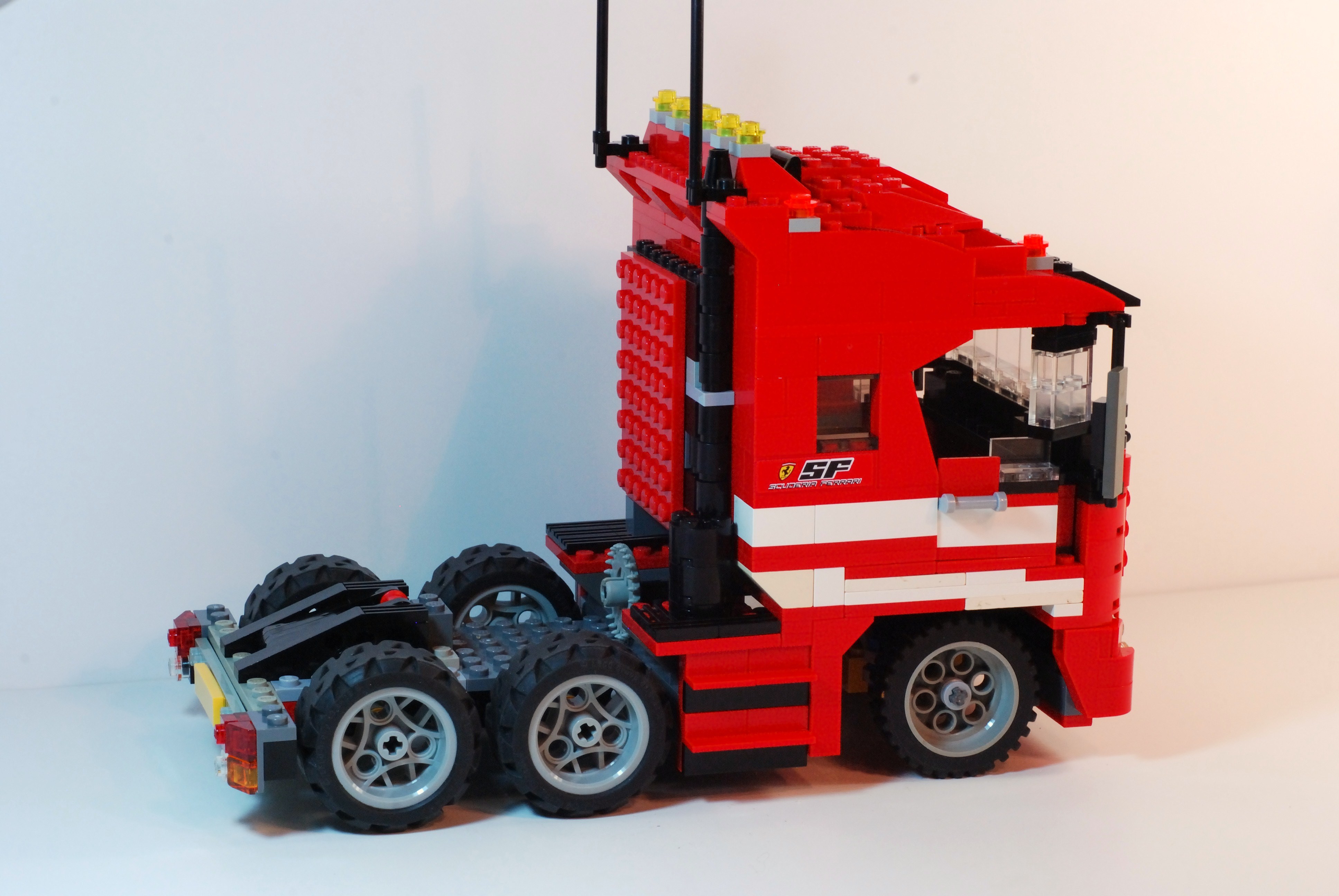 ferrari_2009_formula_1_team_tractor_06.jpg