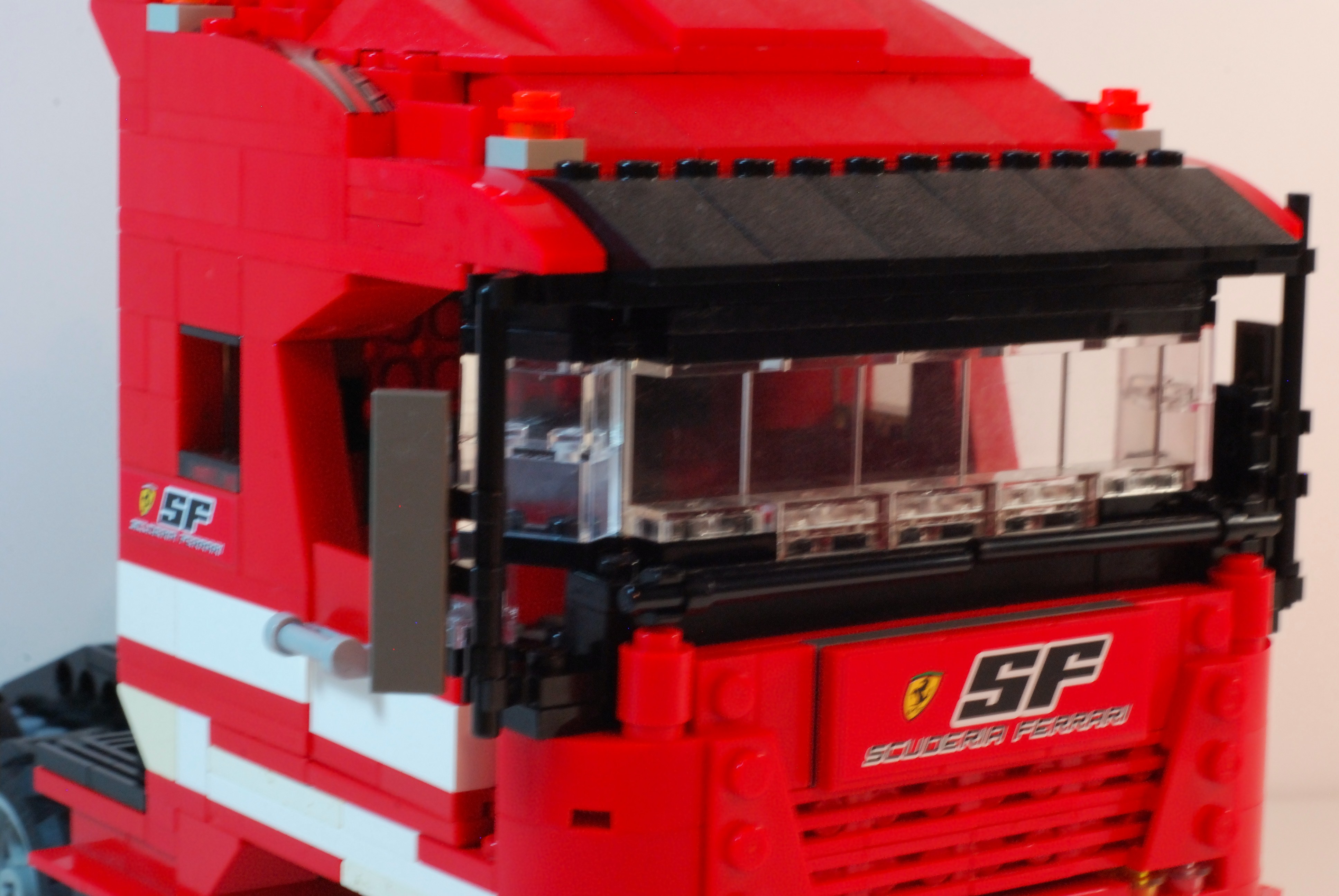 ferrari_2009_formula_1_team_tractor_09.jpg