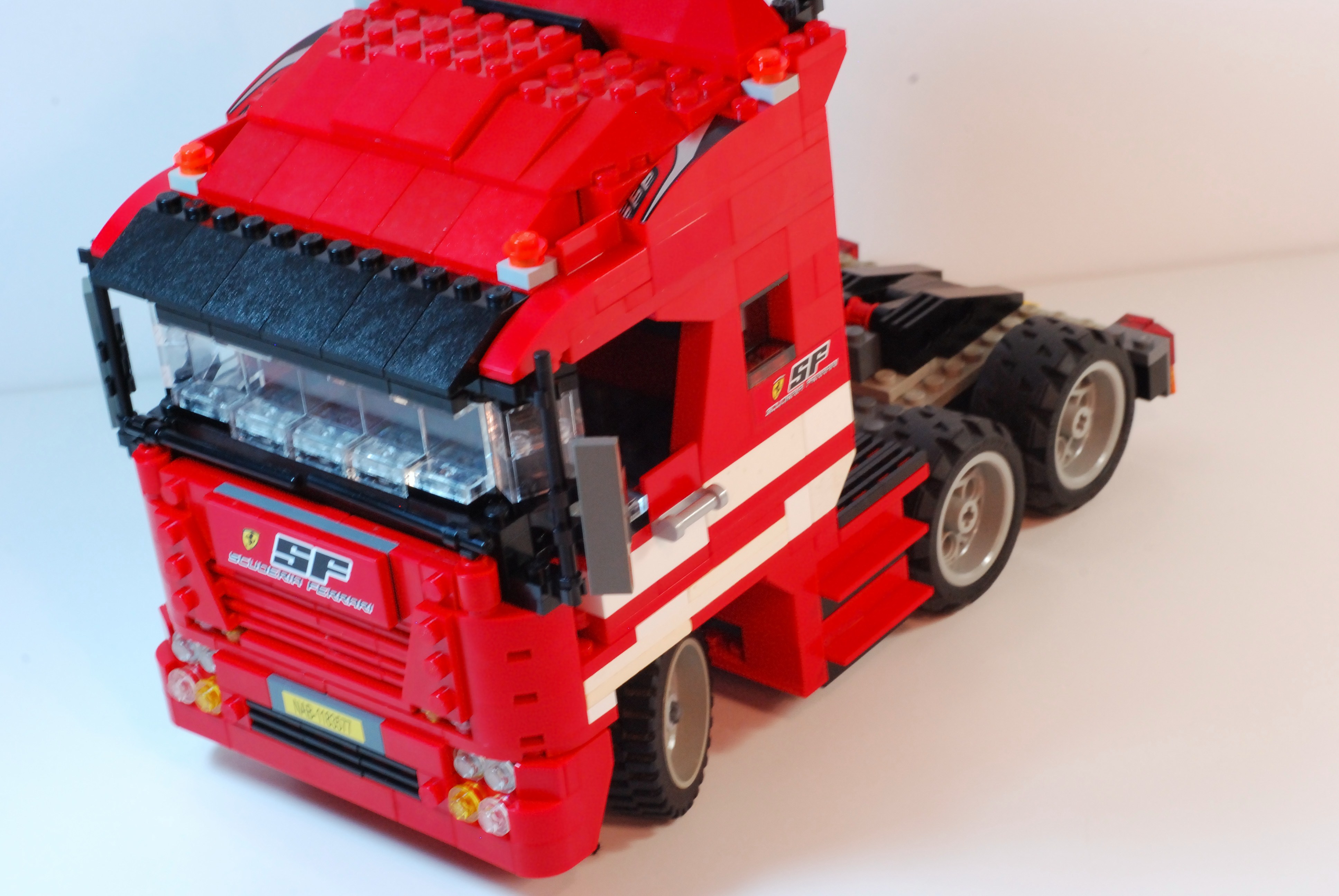 ferrari_2009_formula_1_team_tractor_17.jpg